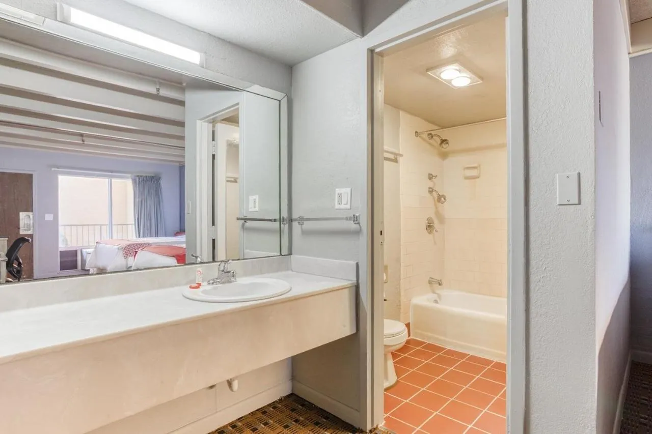 OXFORD INN, Lincoln Blvd