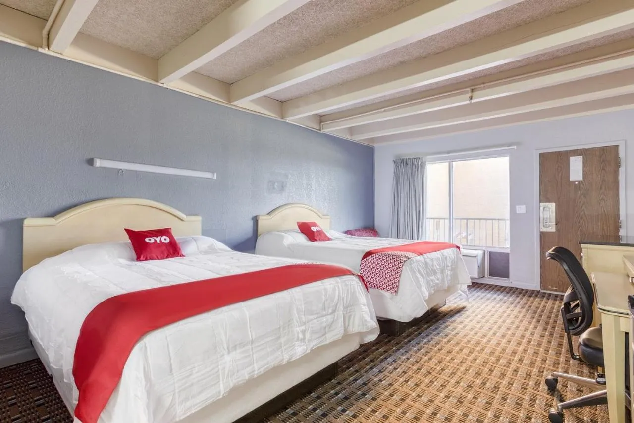 Bed in OXFORD INN, Lincoln Blvd