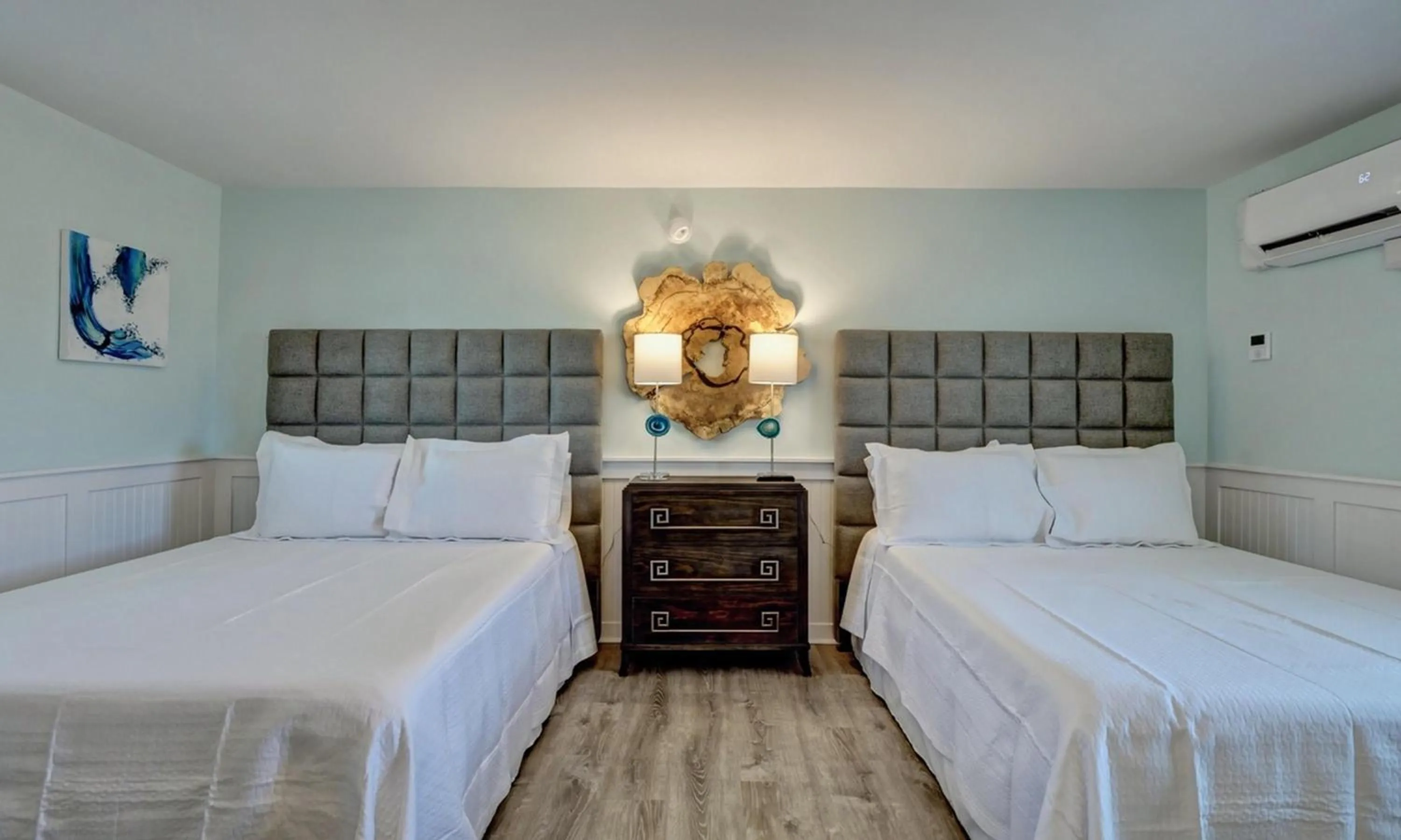 Bed in Loggerhead Inn and Suites