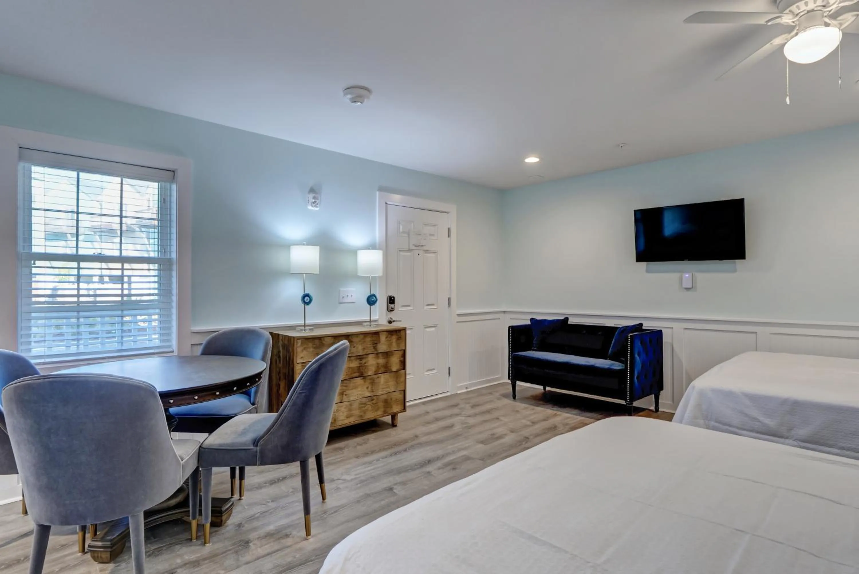 Property building, Bed in Loggerhead Inn and Suites