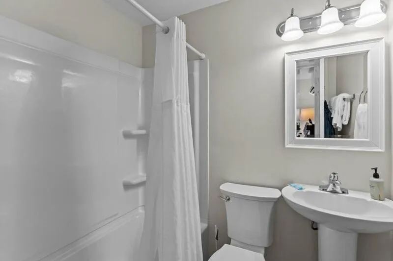 Bathroom in Loggerhead Inn and Suites