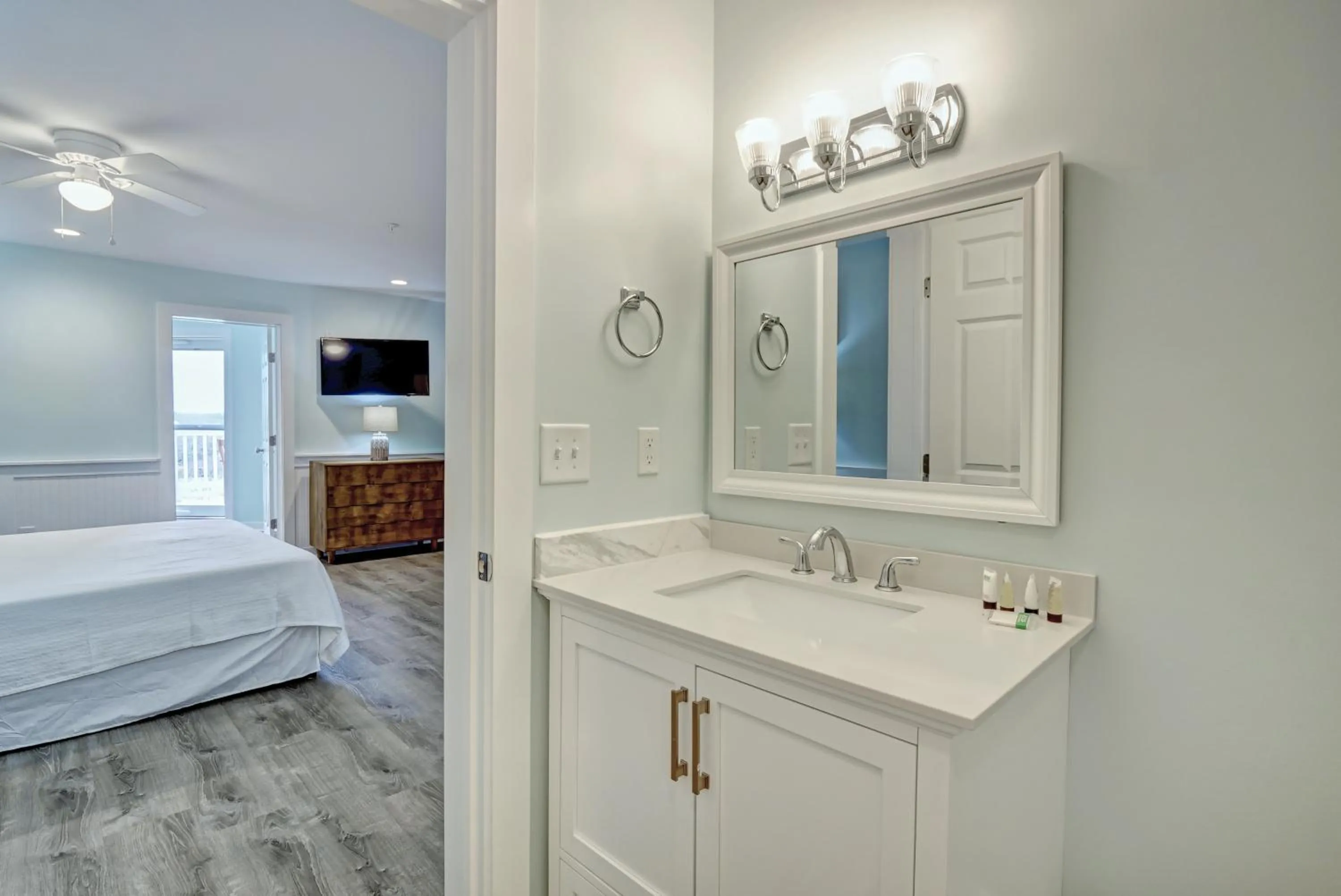 Property building, Bed in Loggerhead Inn and Suites