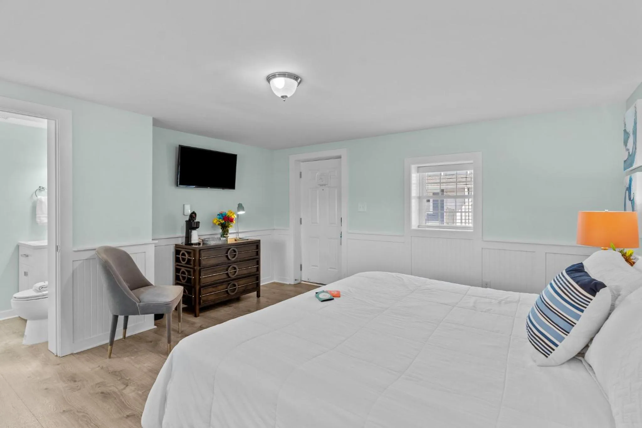 Bed in Loggerhead Inn and Suites