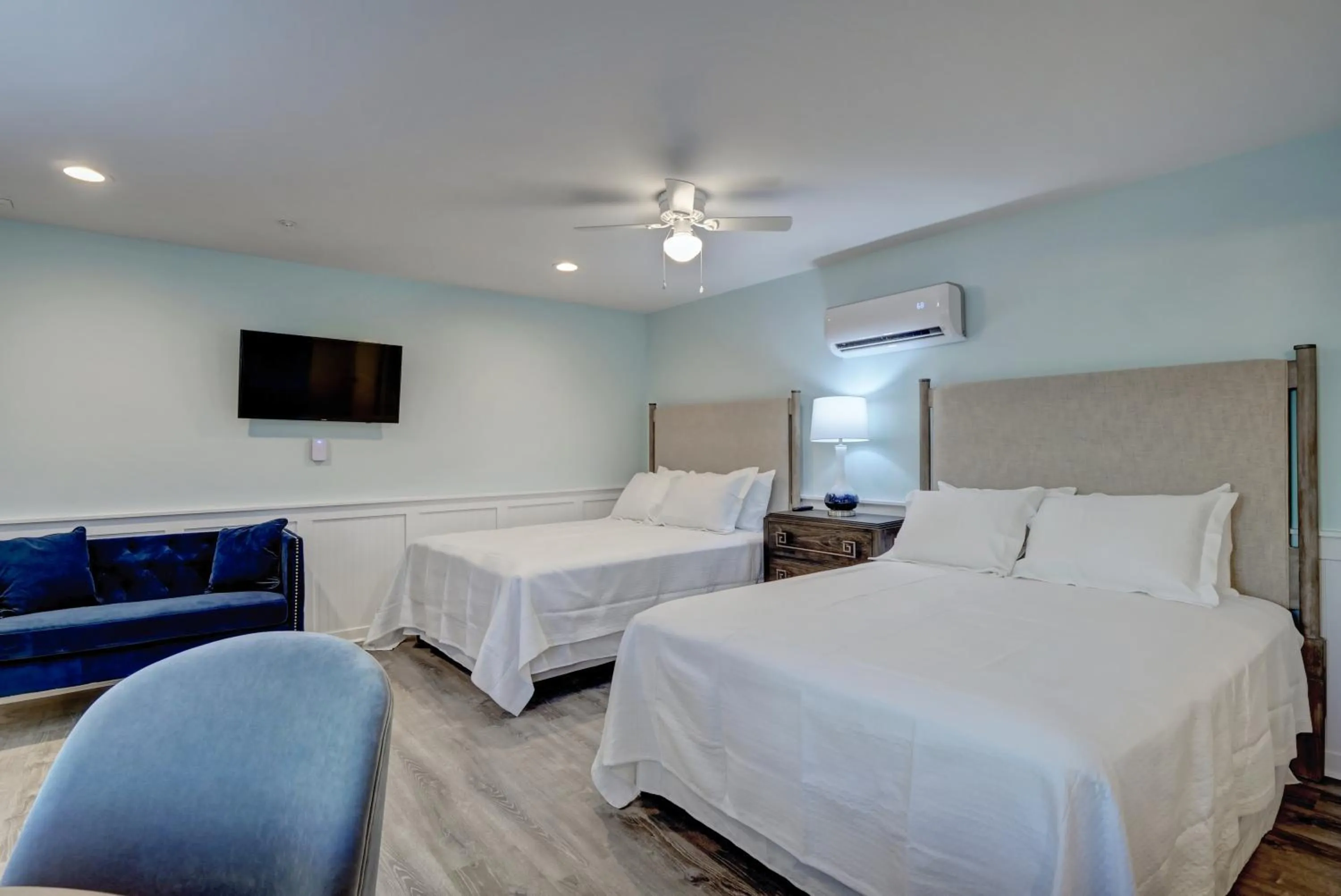 Property building, Bed in Loggerhead Inn and Suites