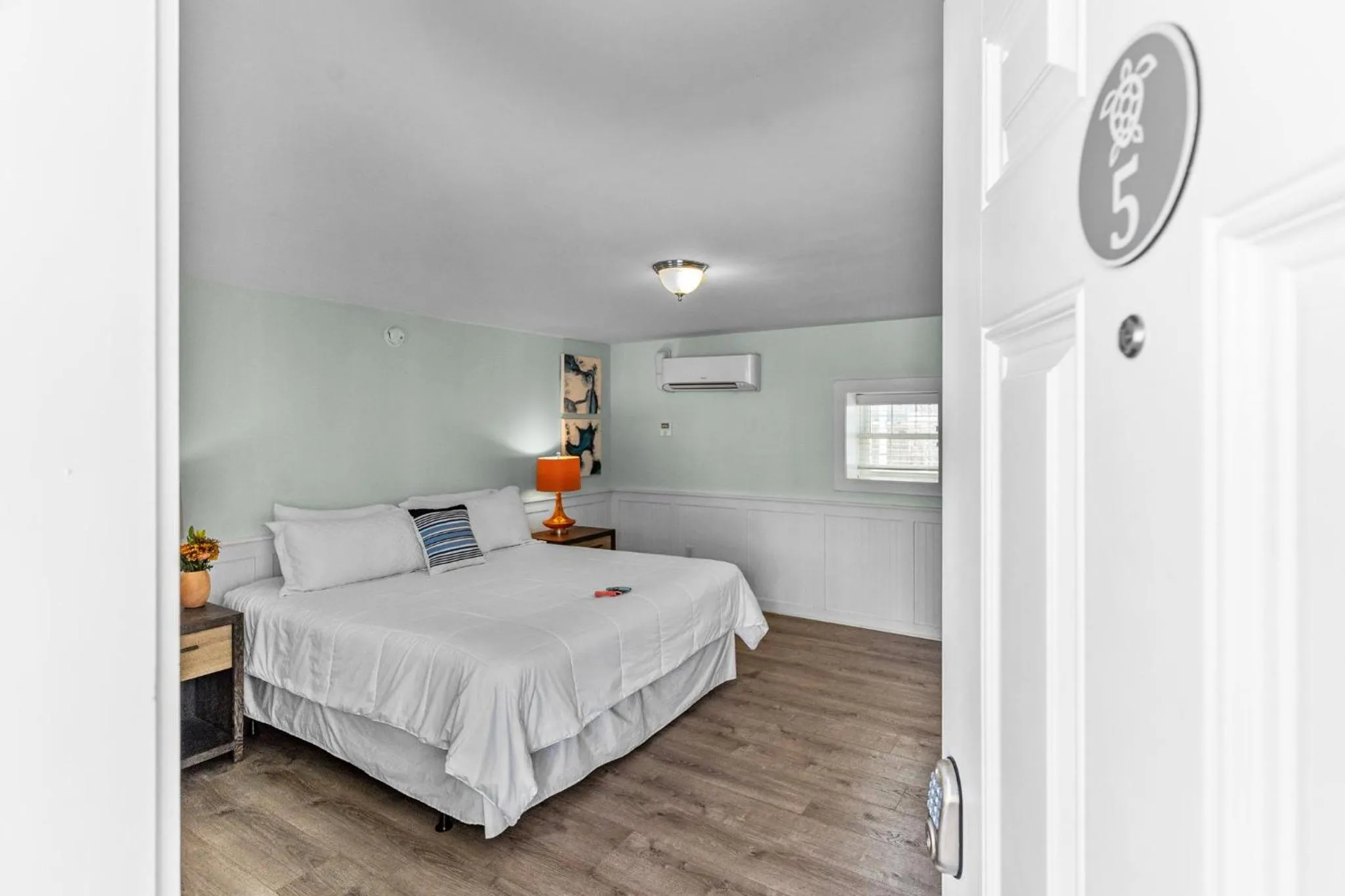 Bed in Loggerhead Inn and Suites