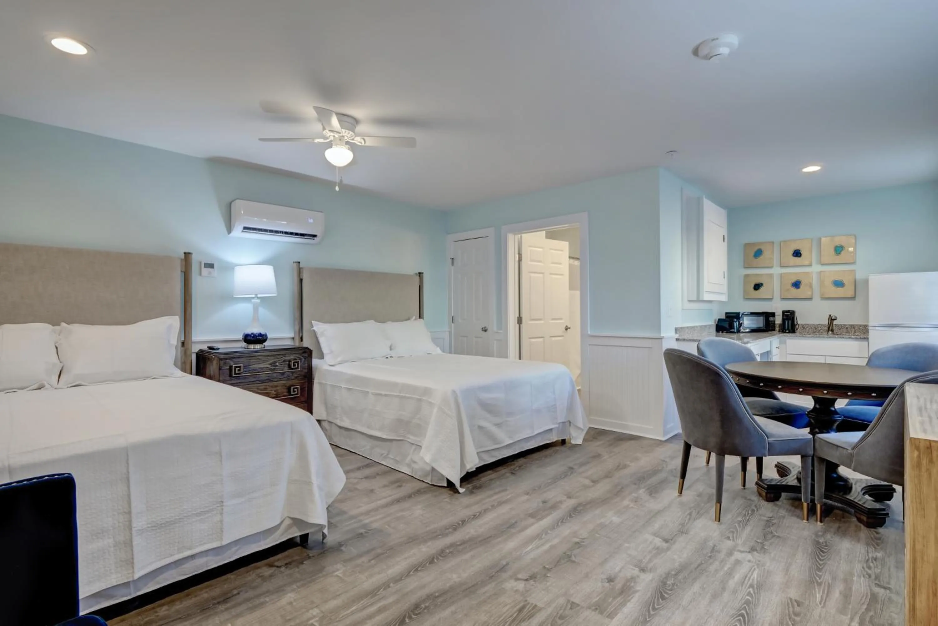 Property building, Bed in Loggerhead Inn and Suites