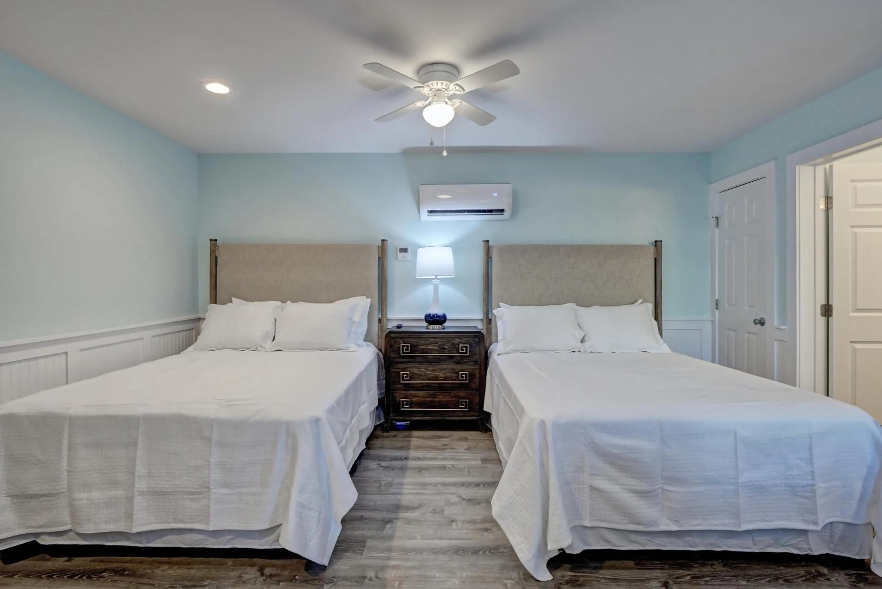 Property building, Bed in Loggerhead Inn and Suites