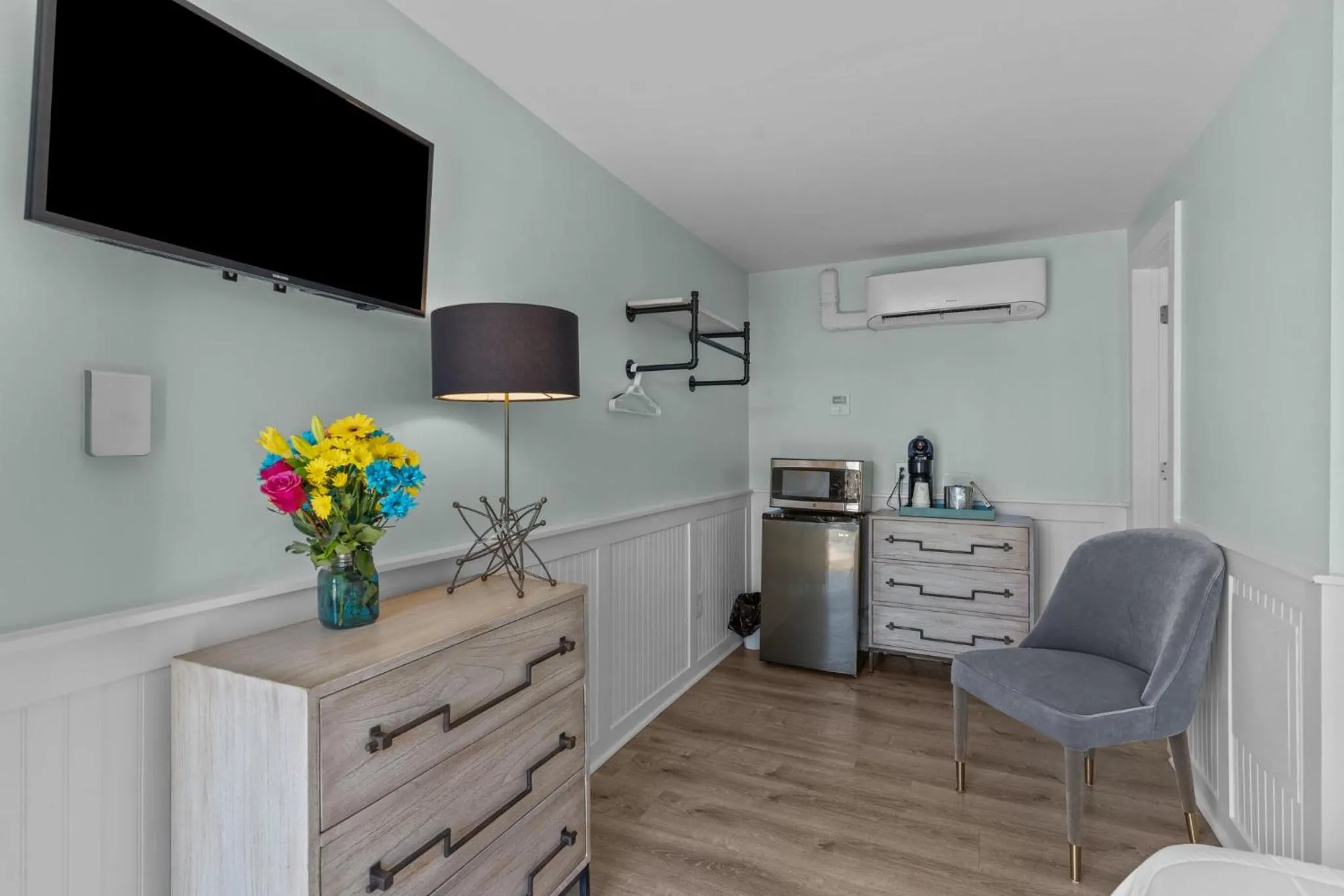 TV and multimedia in Loggerhead Inn and Suites