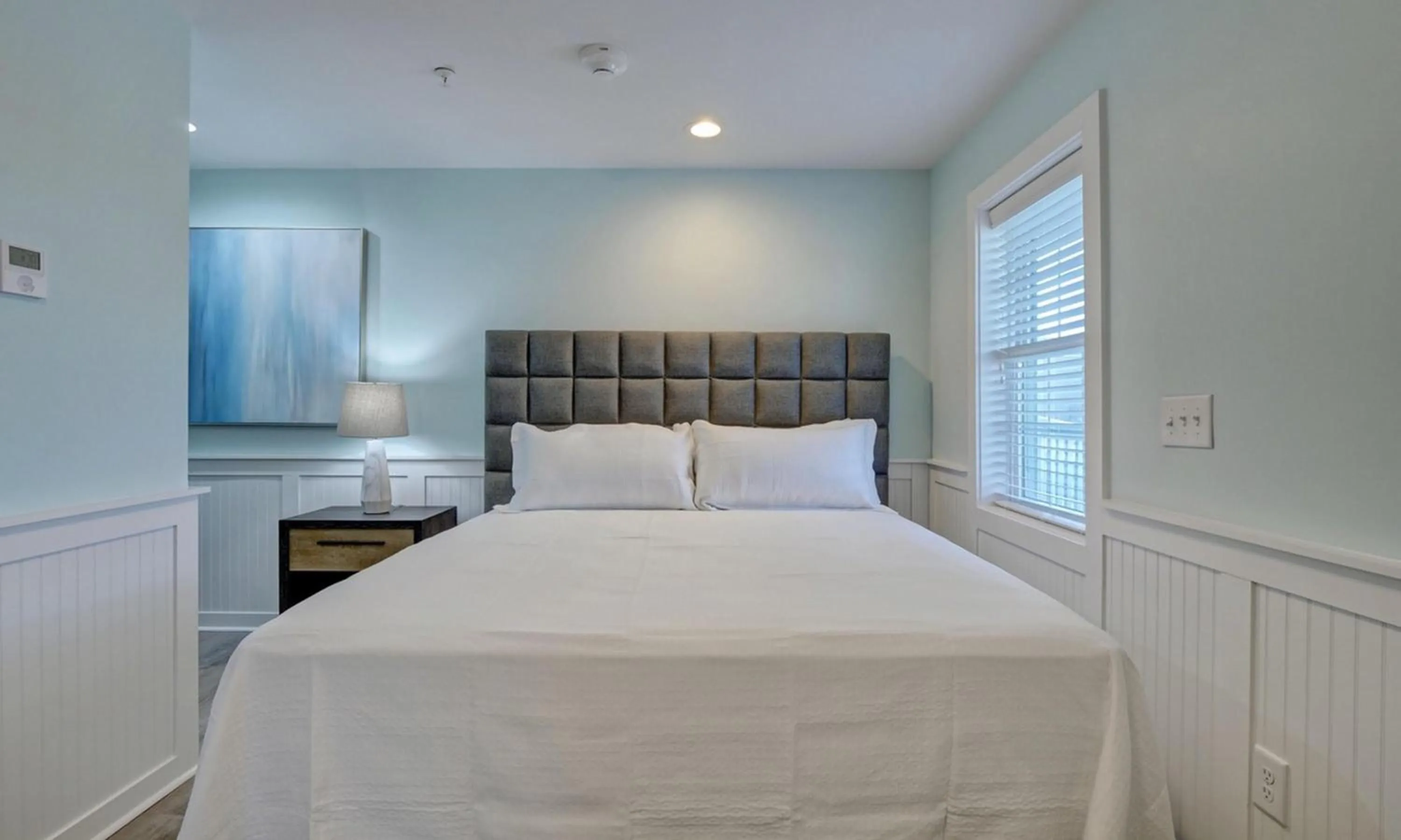 Bed in Loggerhead Inn and Suites