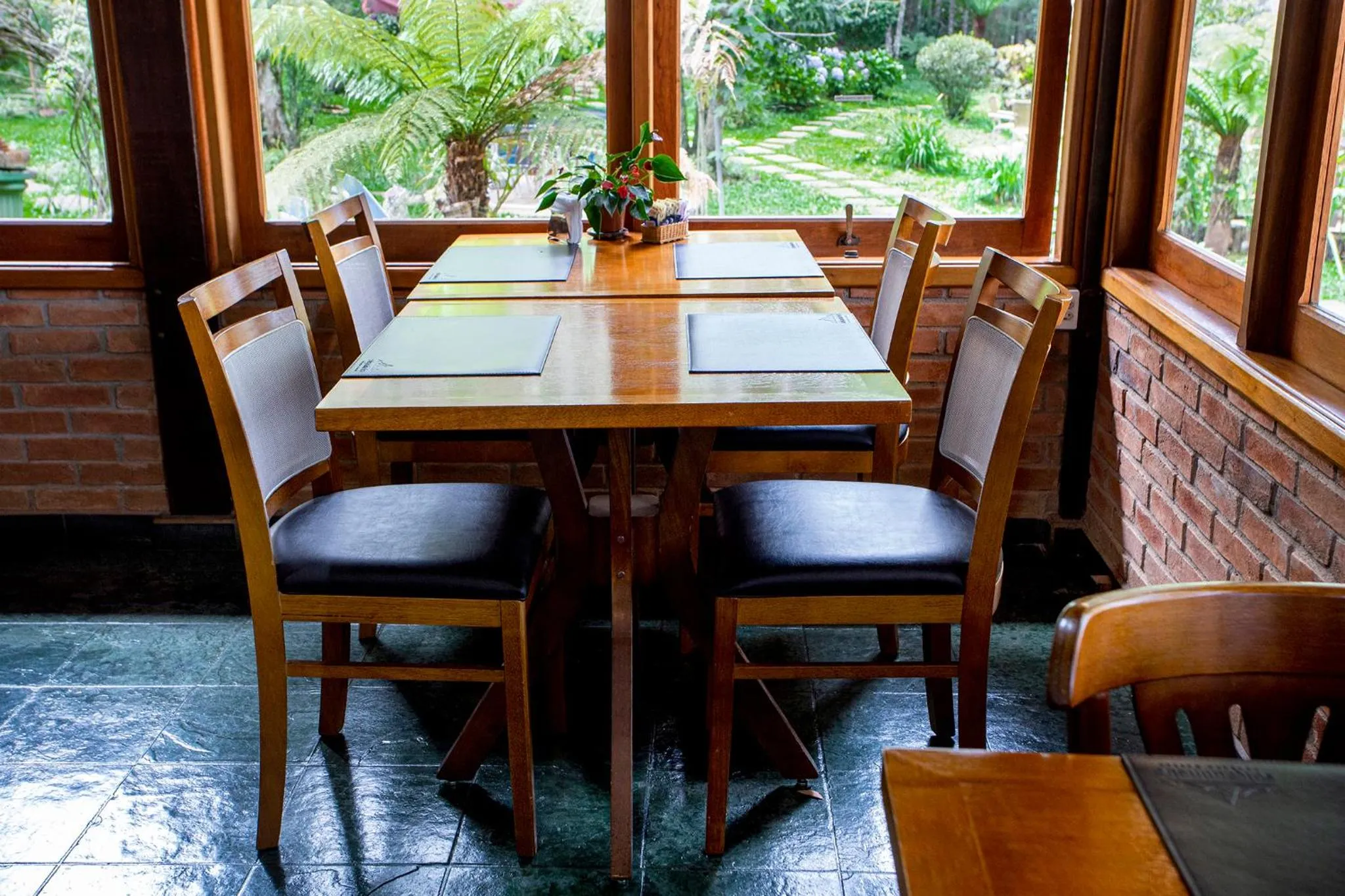 Restaurant/places to eat in Pousada Suiça Mineira Garden