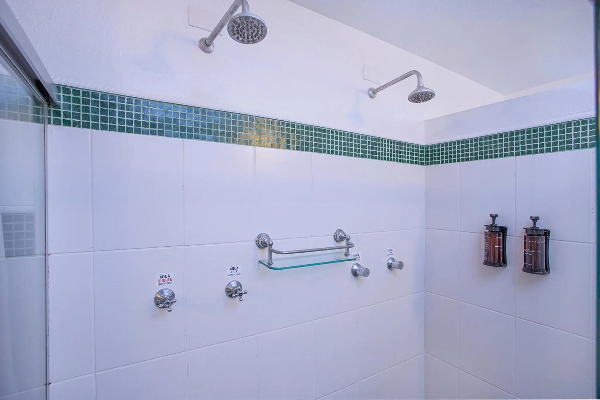 Shower in Pousada Suiça Mineira Garden