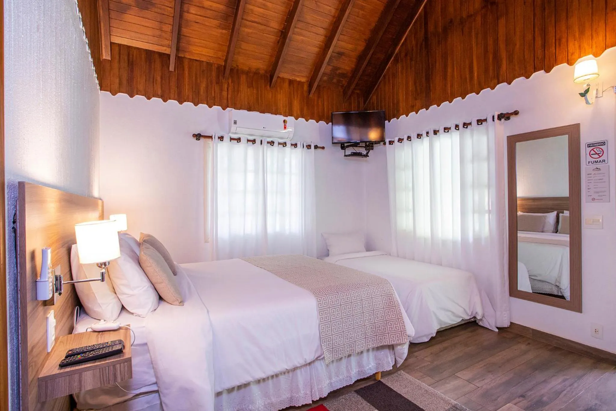 Photo of the whole room, Bed in Pousada Suiça Mineira Garden