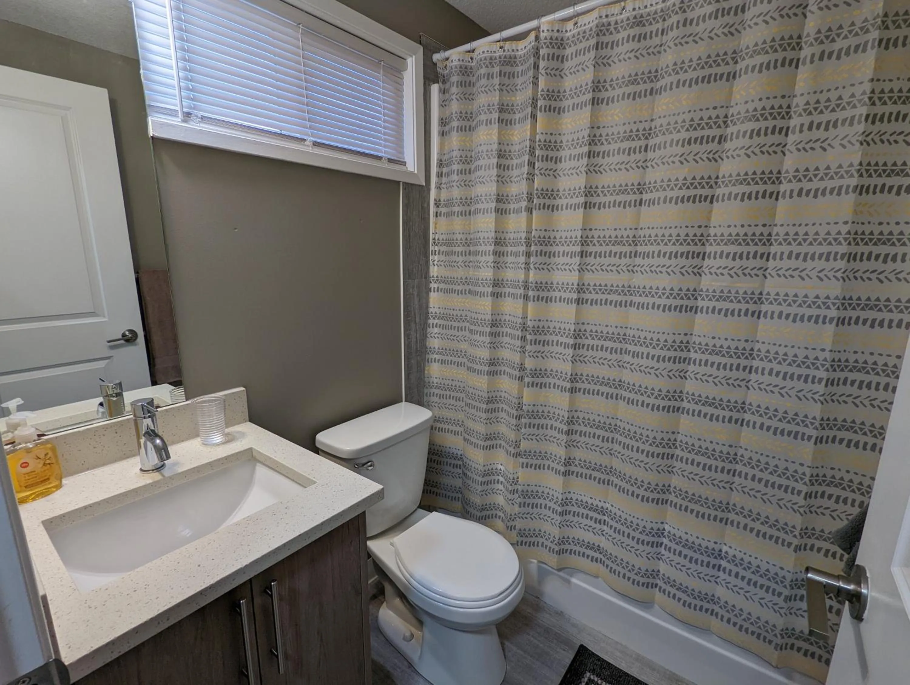 Shower in Riverside Motel & Suites