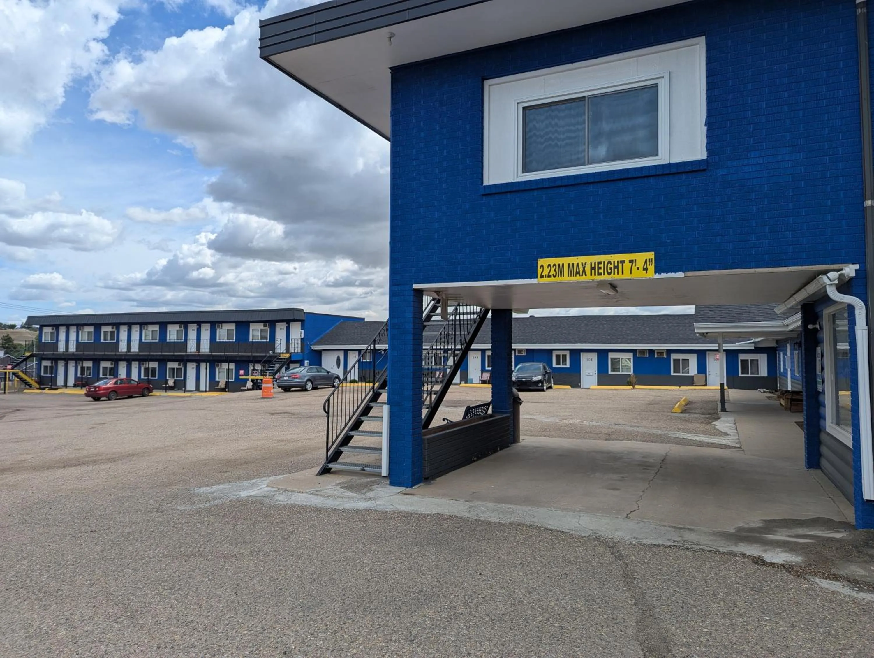 Property building in Riverside Motel & Suites