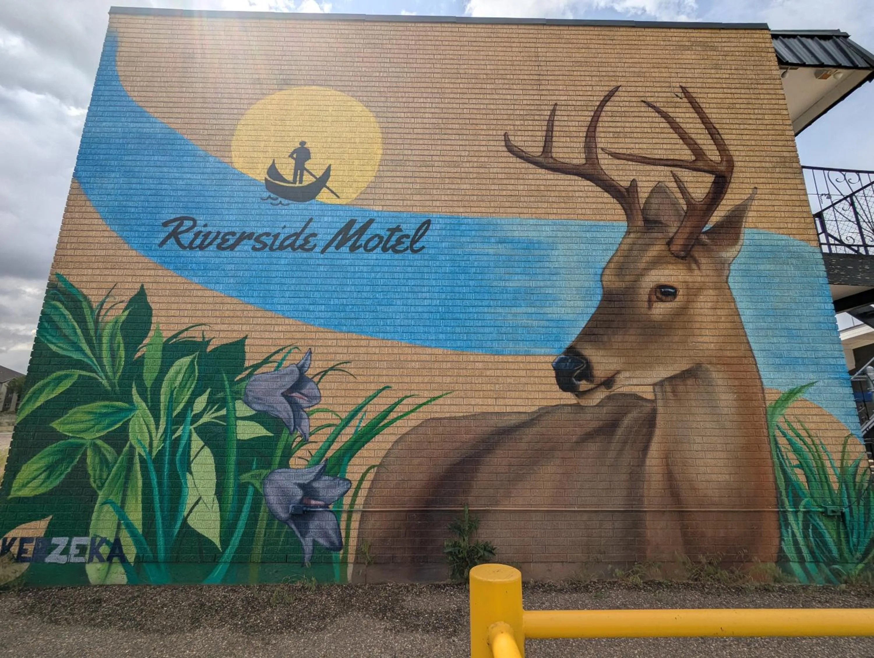 Property building in Riverside Motel & Suites