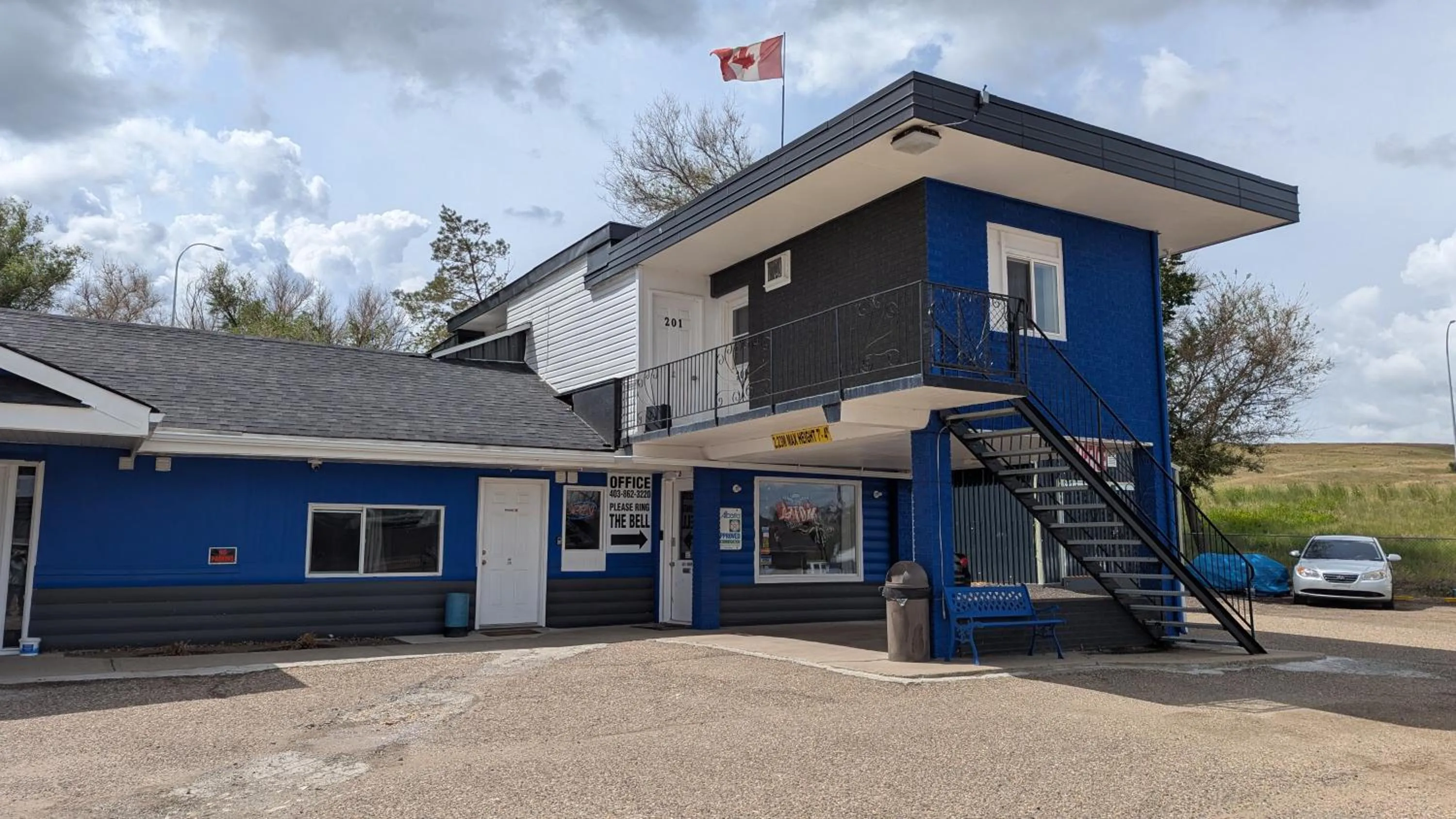 Property building in Riverside Motel & Suites