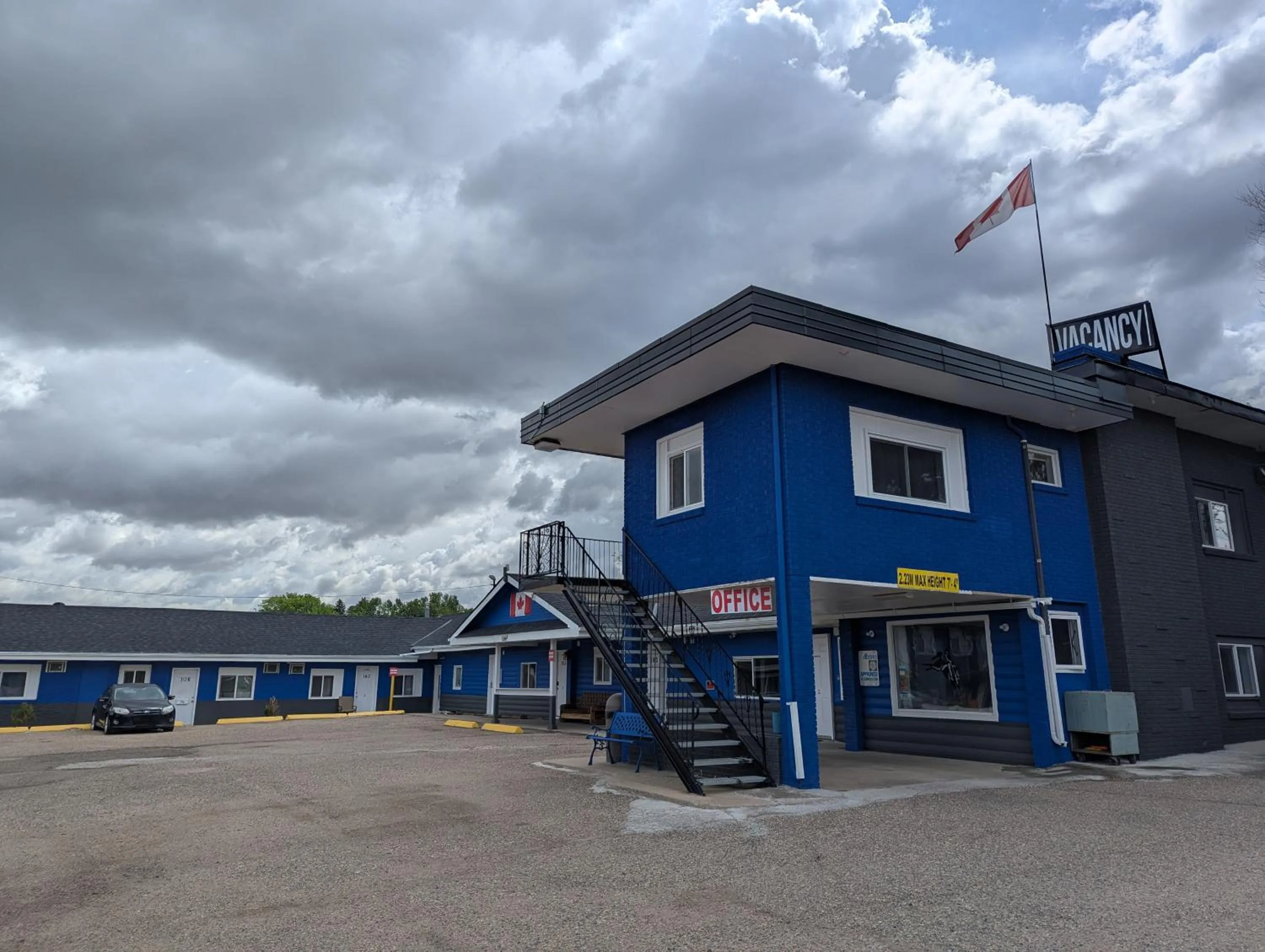 Property building in Riverside Motel & Suites