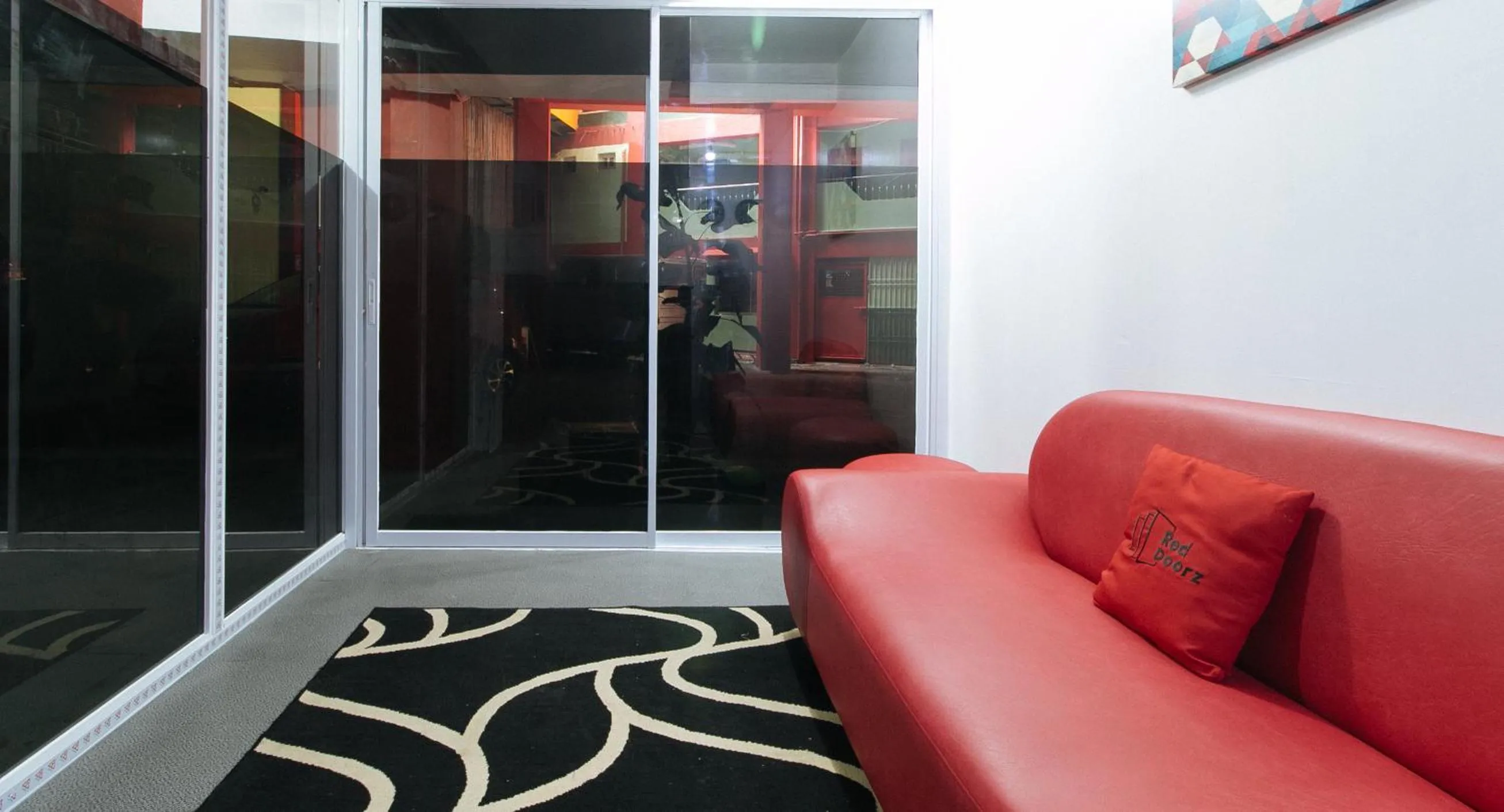 Seating area in RedDoorz near Pasay Rotonda