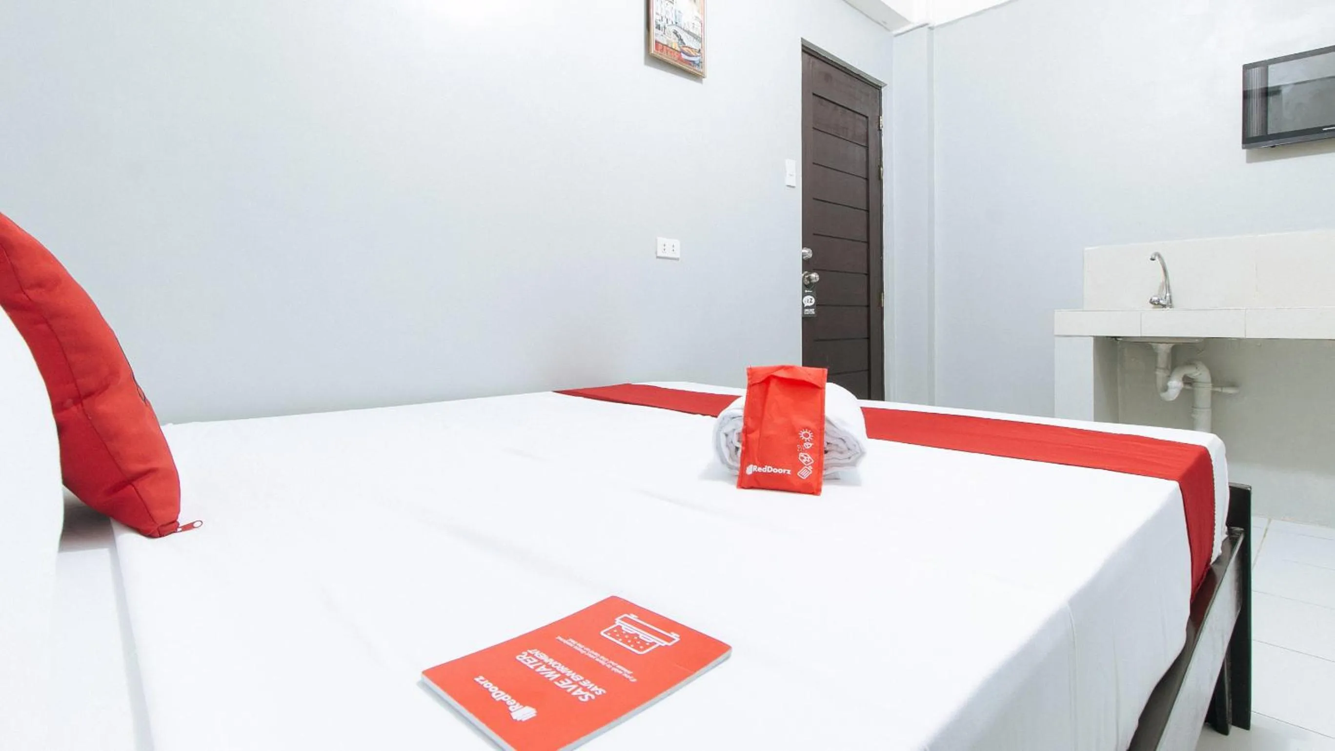 Bed in RedDoorz near Pasay Rotonda