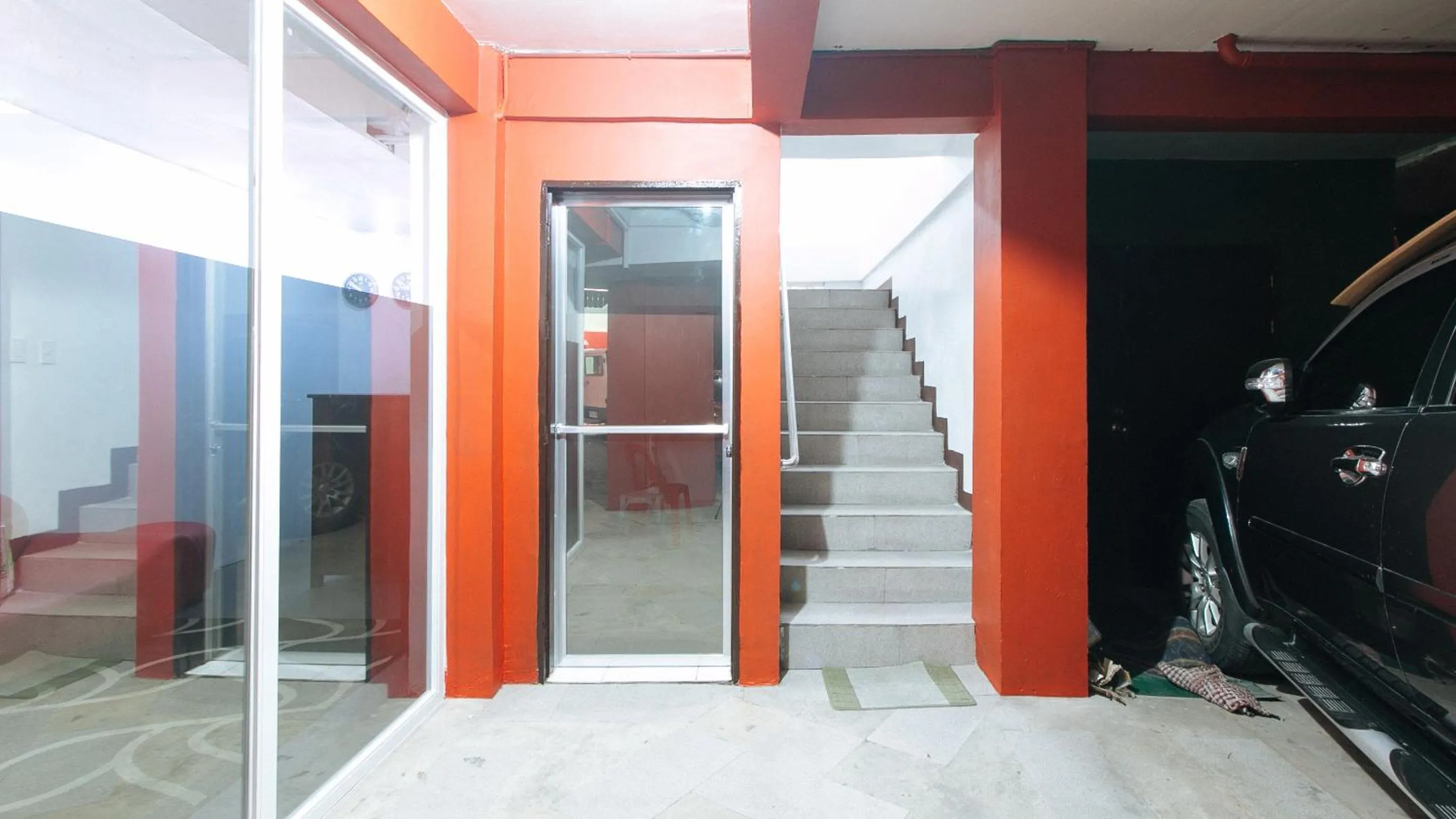 Facade/entrance in RedDoorz near Pasay Rotonda