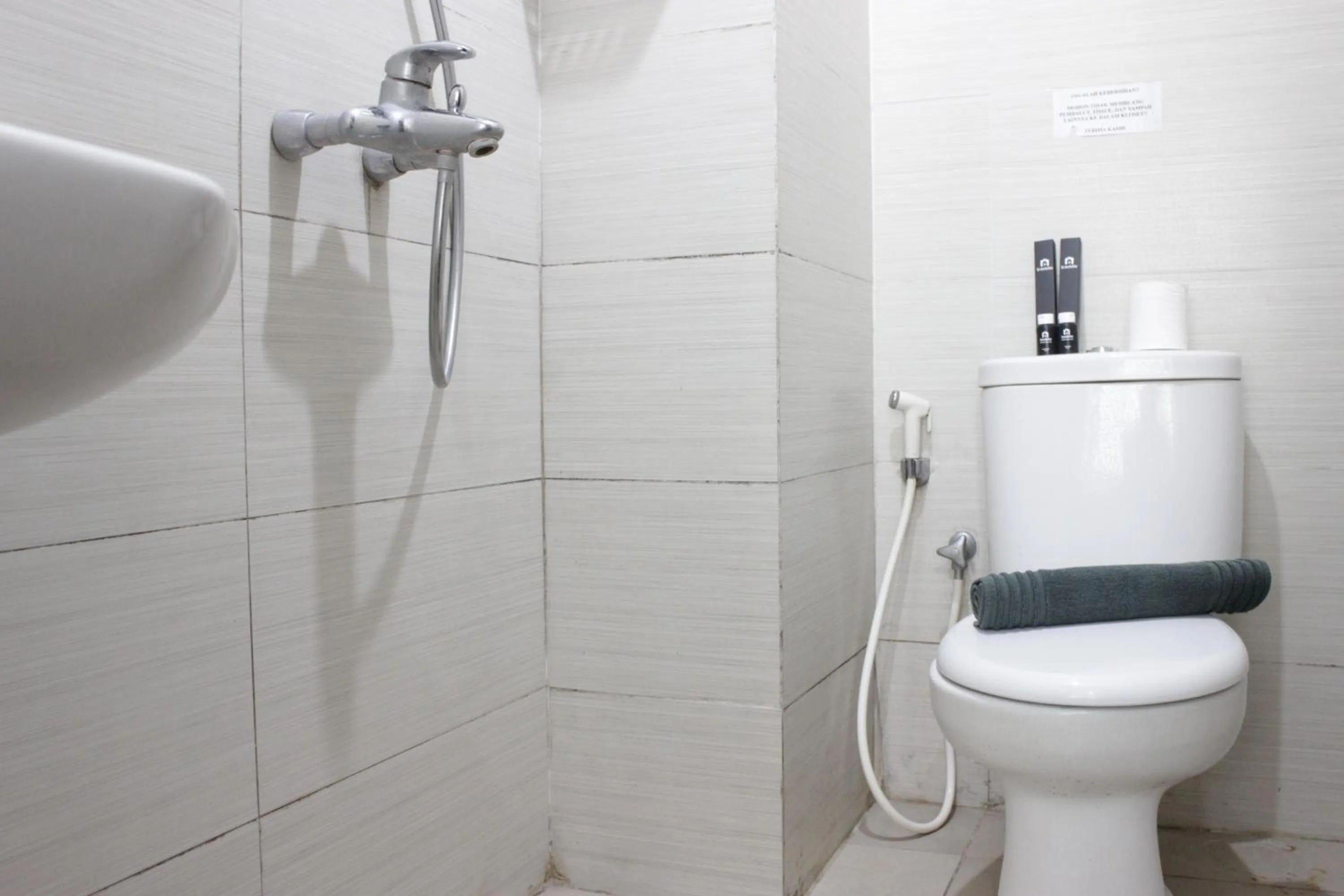 Bathroom in Strategic & Stylish Studio Gateway Pasteur Apartment near Pasteur Exit Toll By Travelio