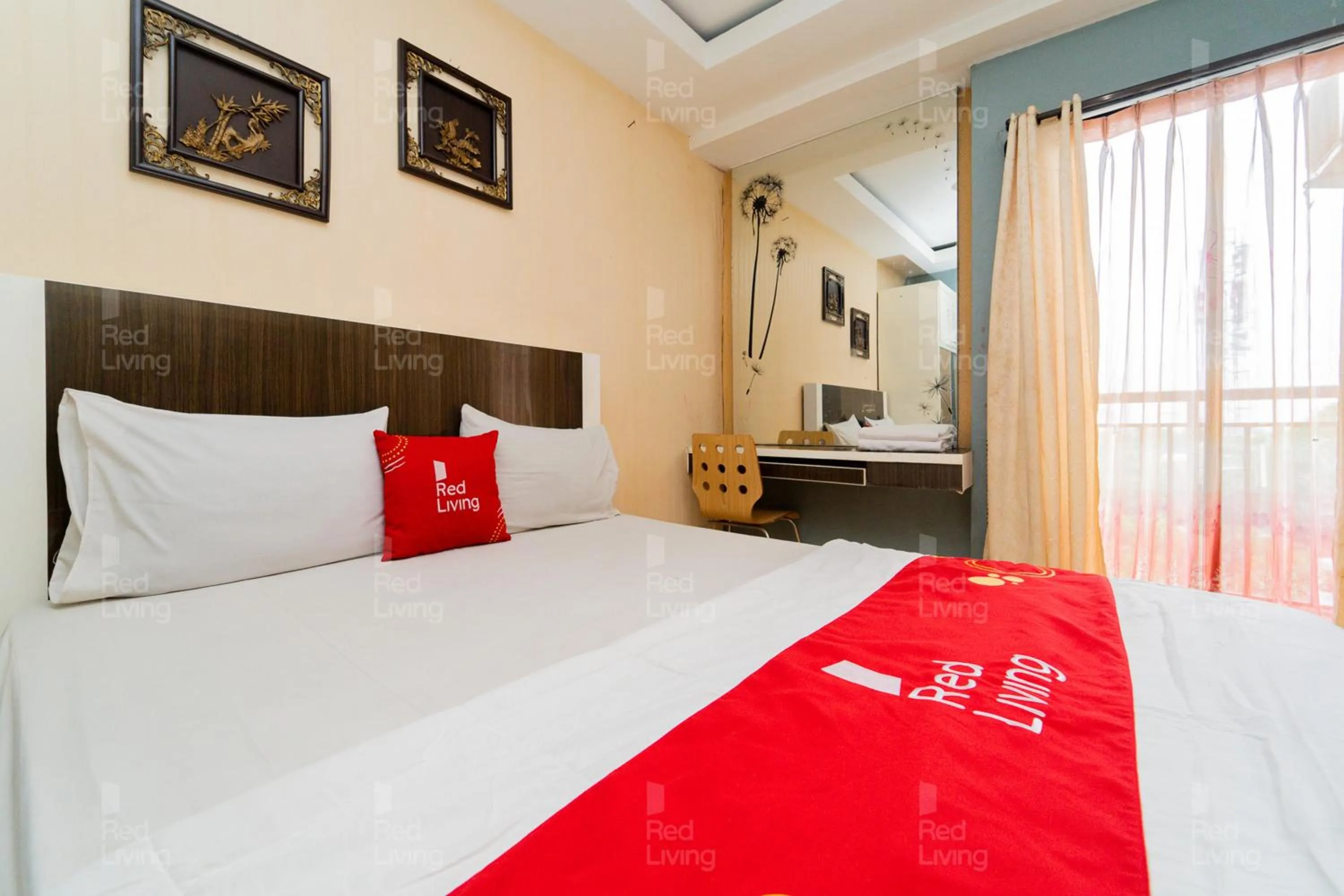 Bedroom, Bed in RedLiving Apartemen Tamansari Panoramic - Narel