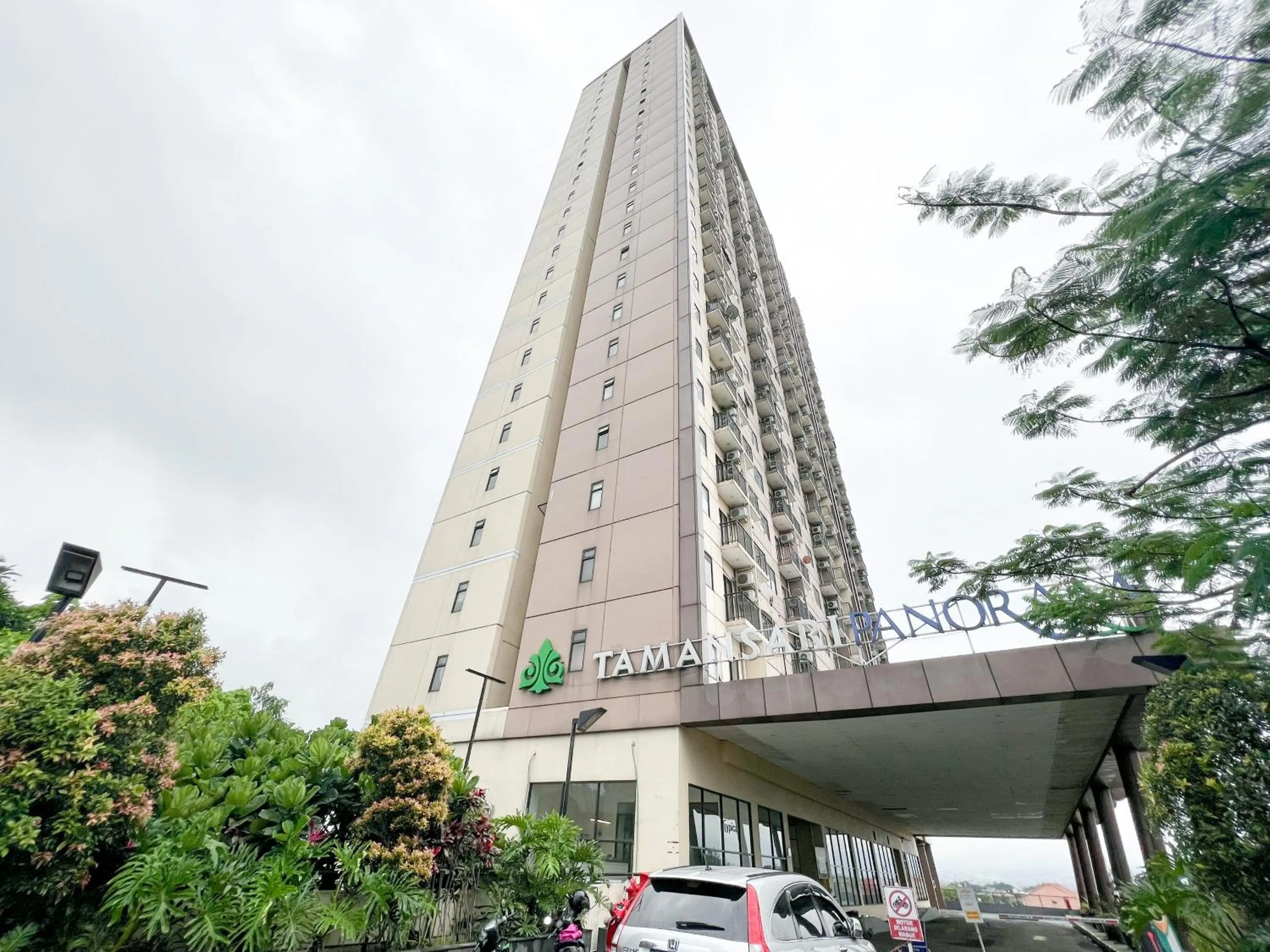 Facade/entrance in OYO 93828 Apartemen Tamansari Panoramic By Narel Room