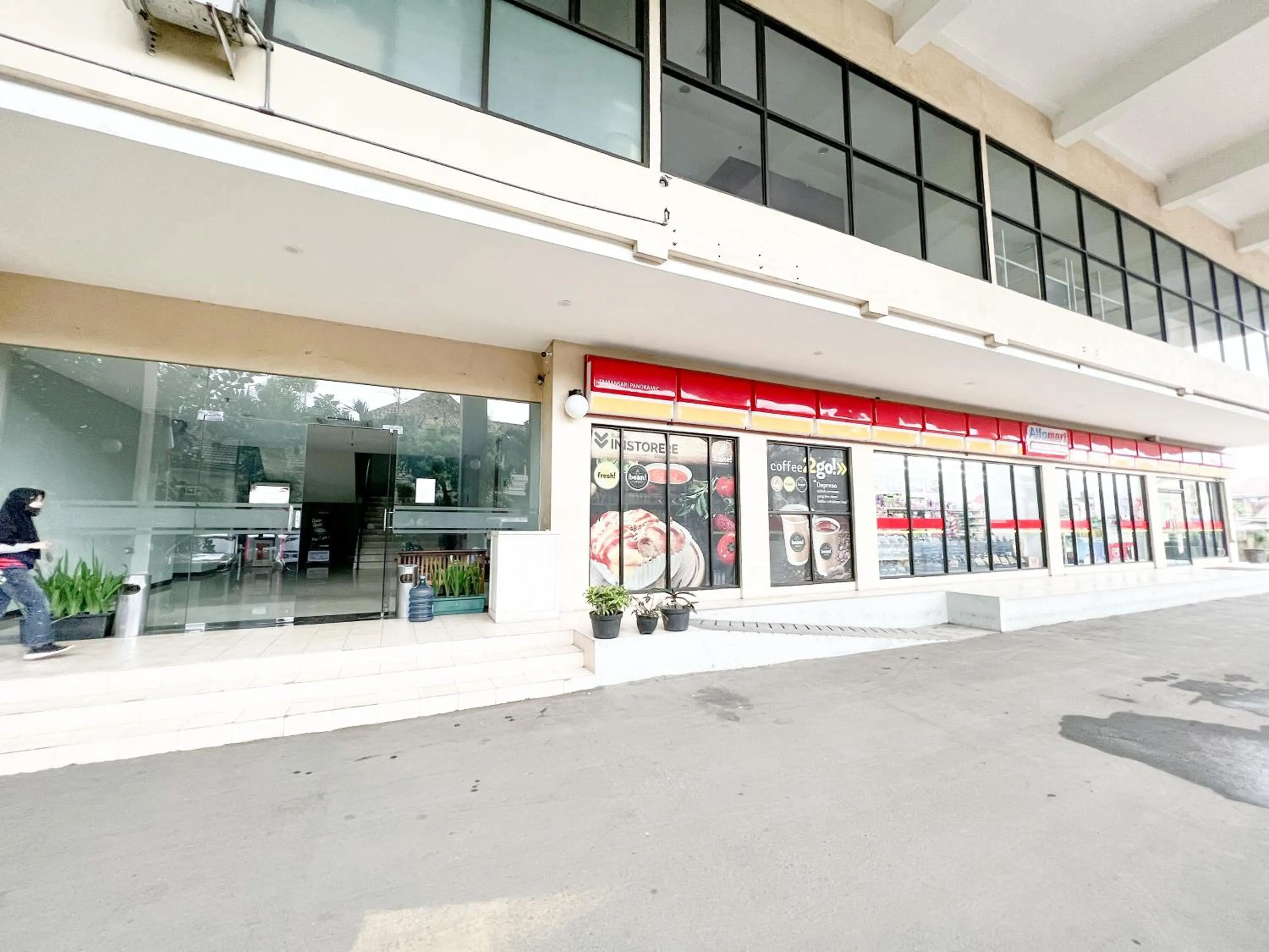 Facade/entrance in OYO 93828 Apartemen Tamansari Panoramic By Narel Room