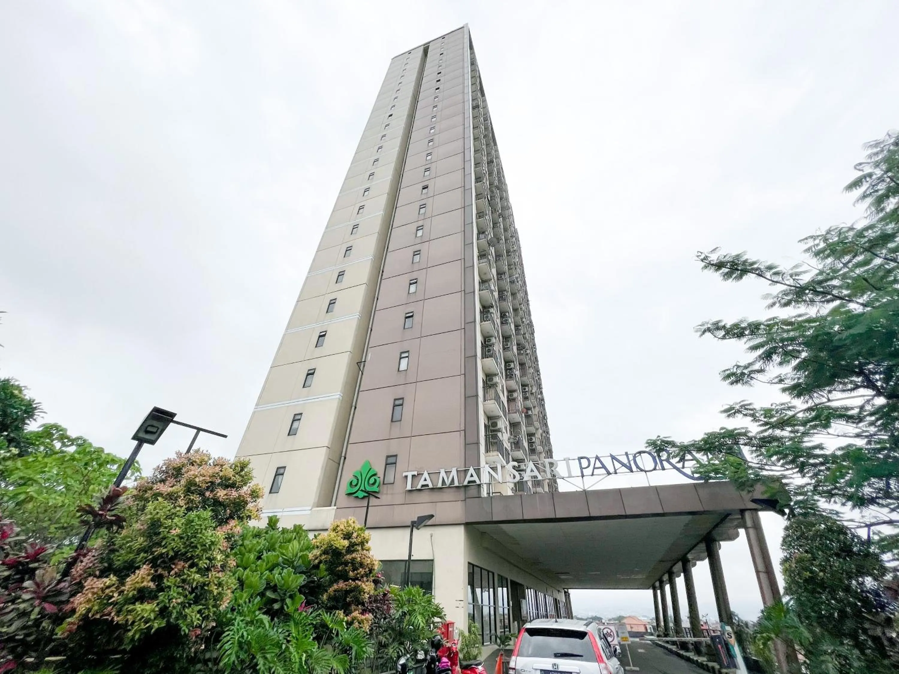 Facade/entrance in OYO 93828 Apartemen Tamansari Panoramic By Narel Room