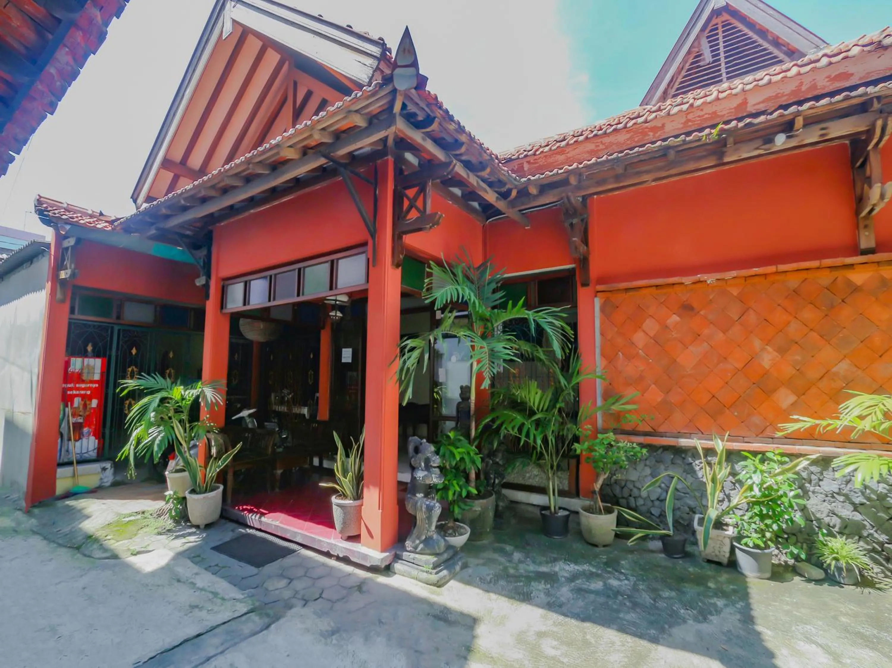 Property building in SPOT ON 90272 Istana Griya 1 Hotel
