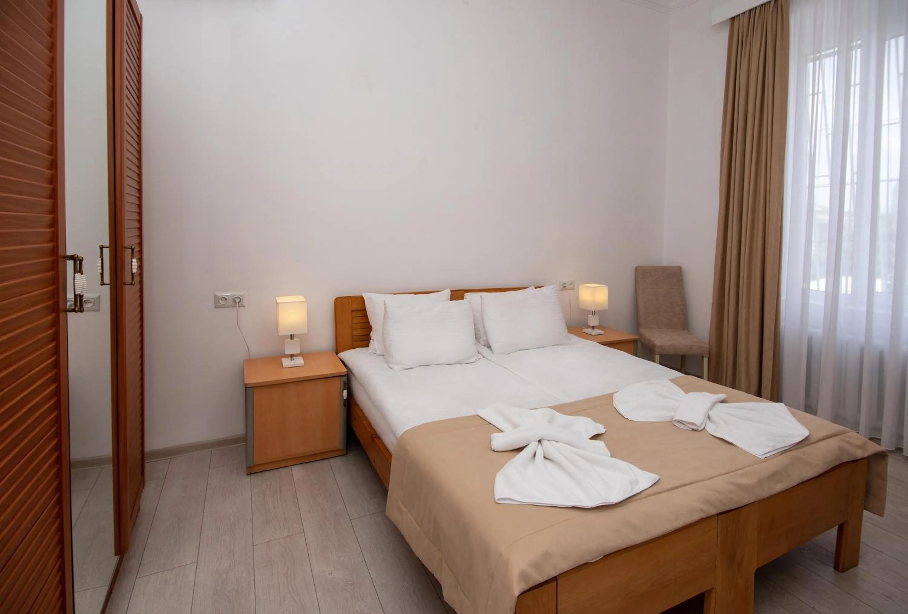 Photo of the whole room, Bed in Lowell Hotel