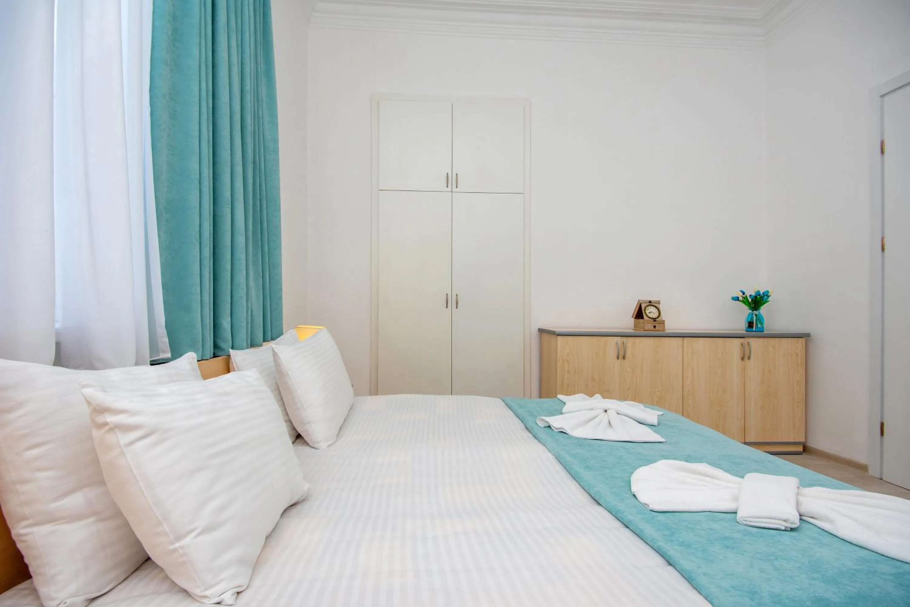 Photo of the whole room, Bed in Lowell Hotel