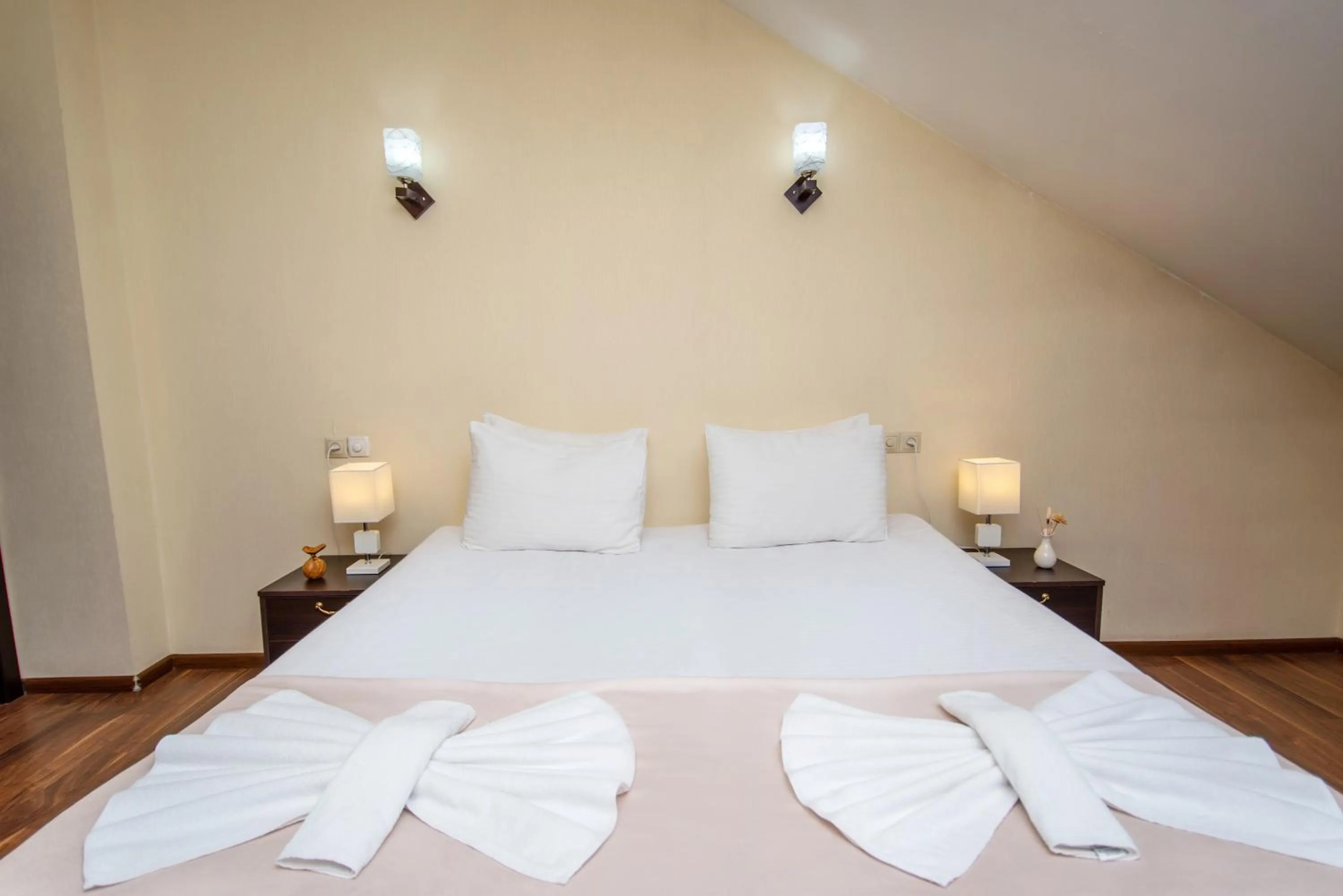 Photo of the whole room, Bed in Lowell Hotel