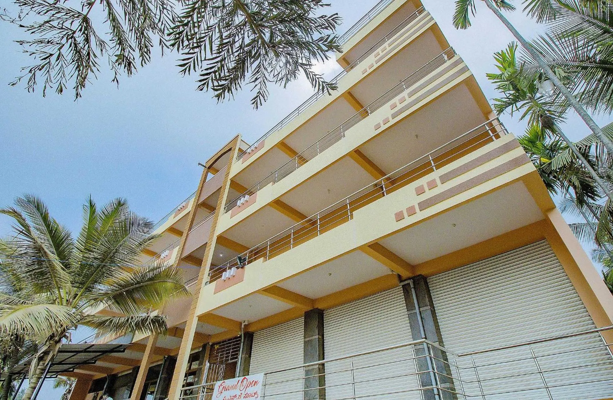 Facade/entrance in Hotel O P N K Suites