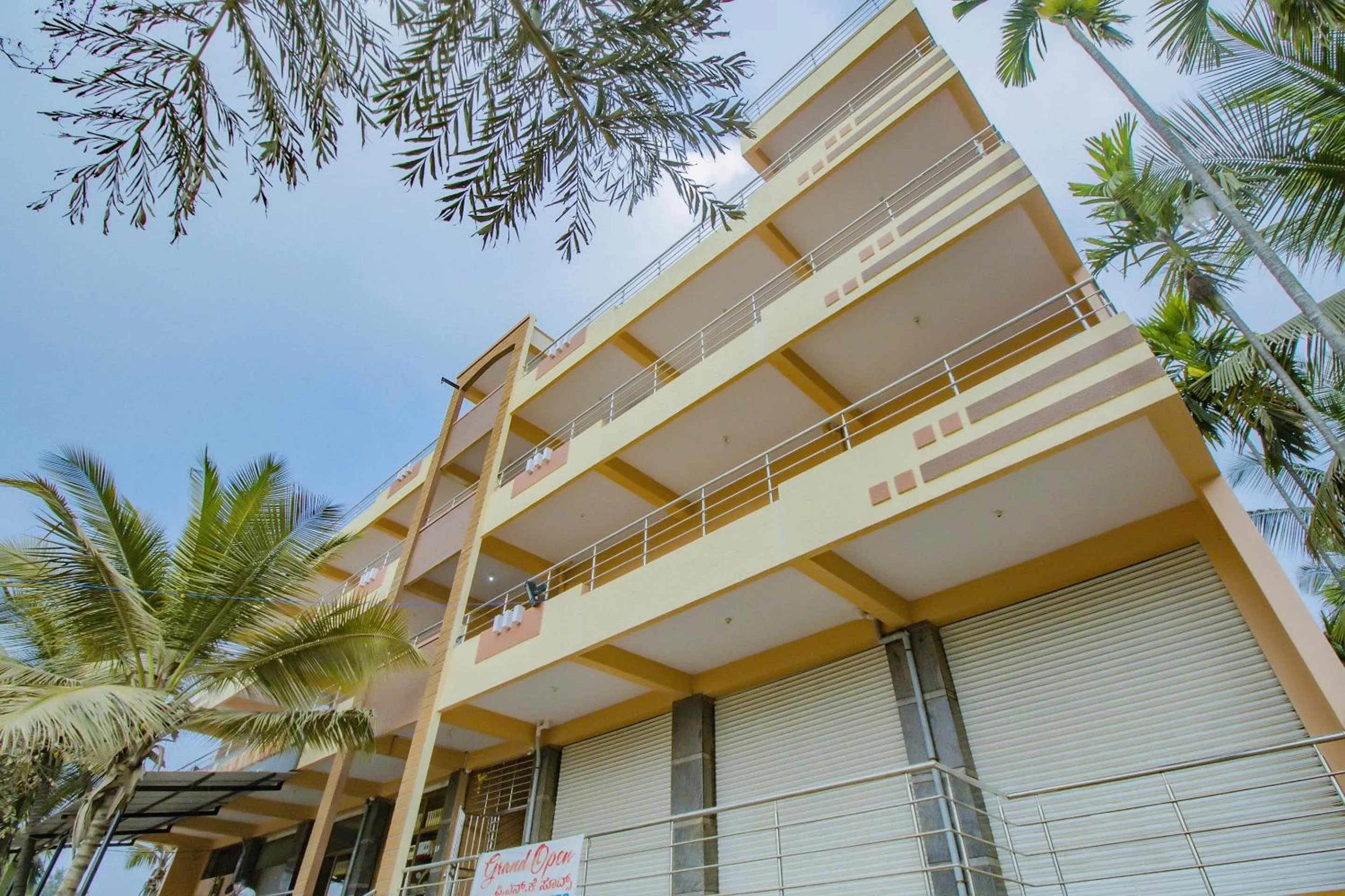 Facade/entrance in Hotel O P N K Suites