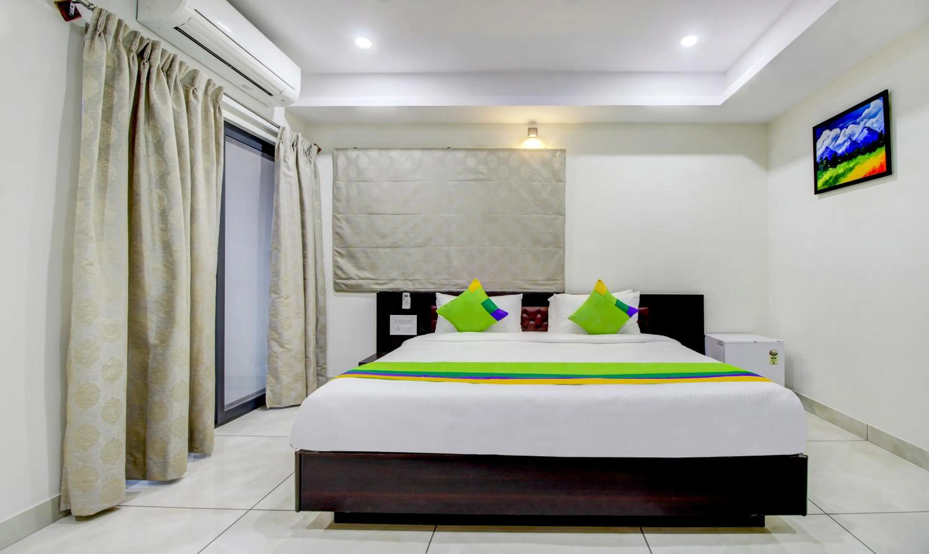 Bedroom, Bed in Treebo Sampradaya Bistro, Mailasandra