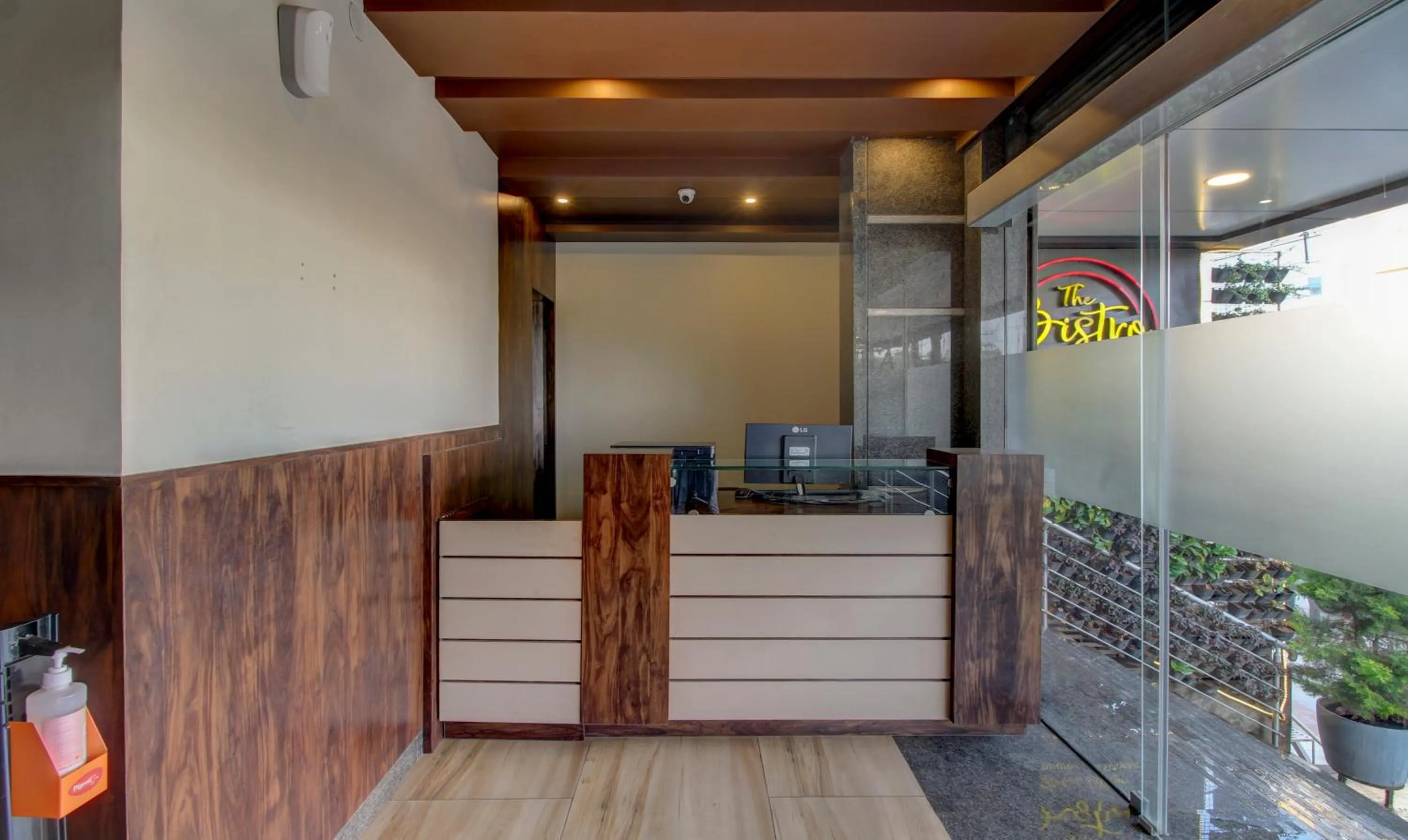 Lobby or reception in Treebo Sampradaya Bistro, Mailasandra