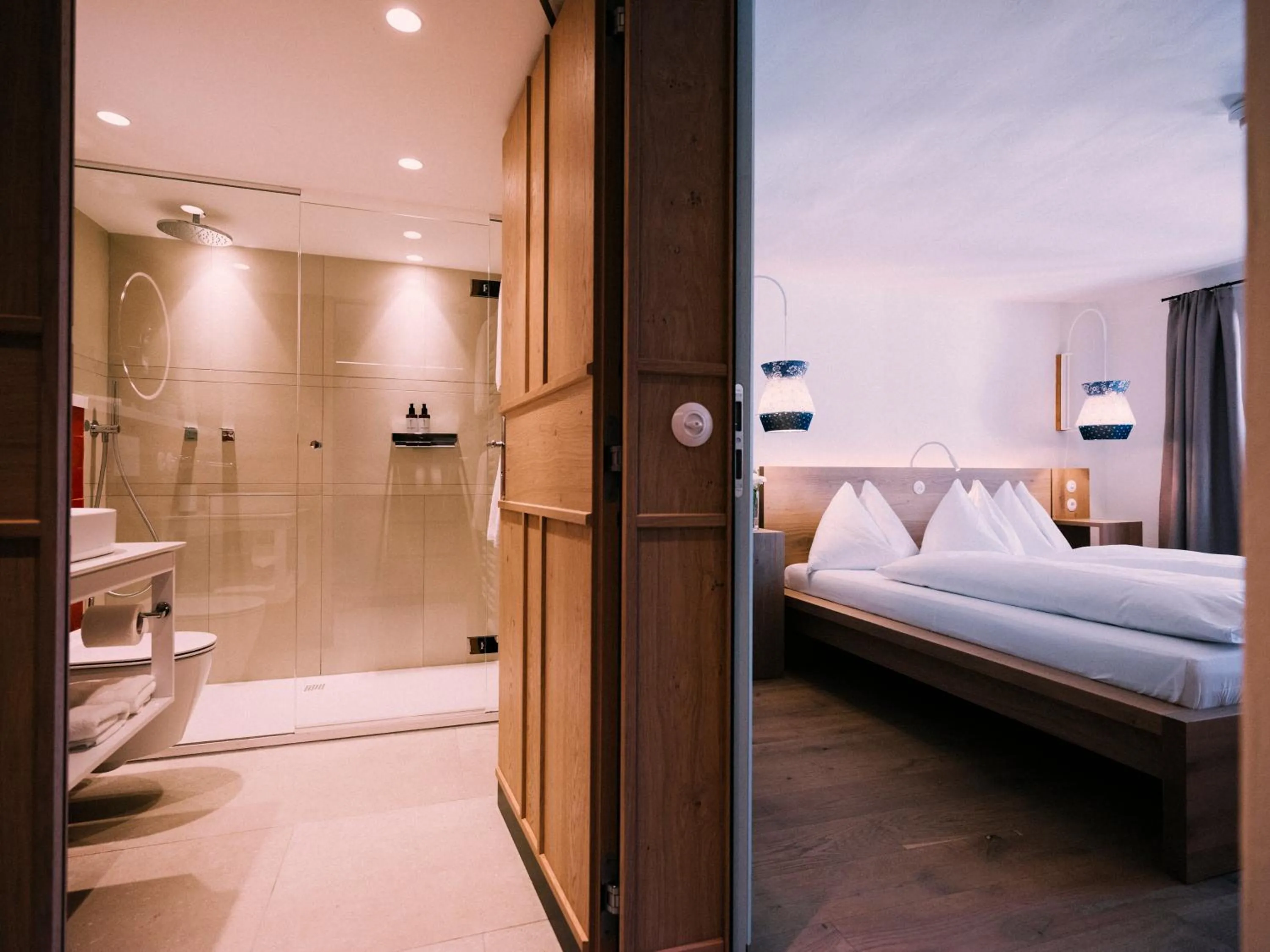 Toilet, Bed in artHotel Blaue Gans