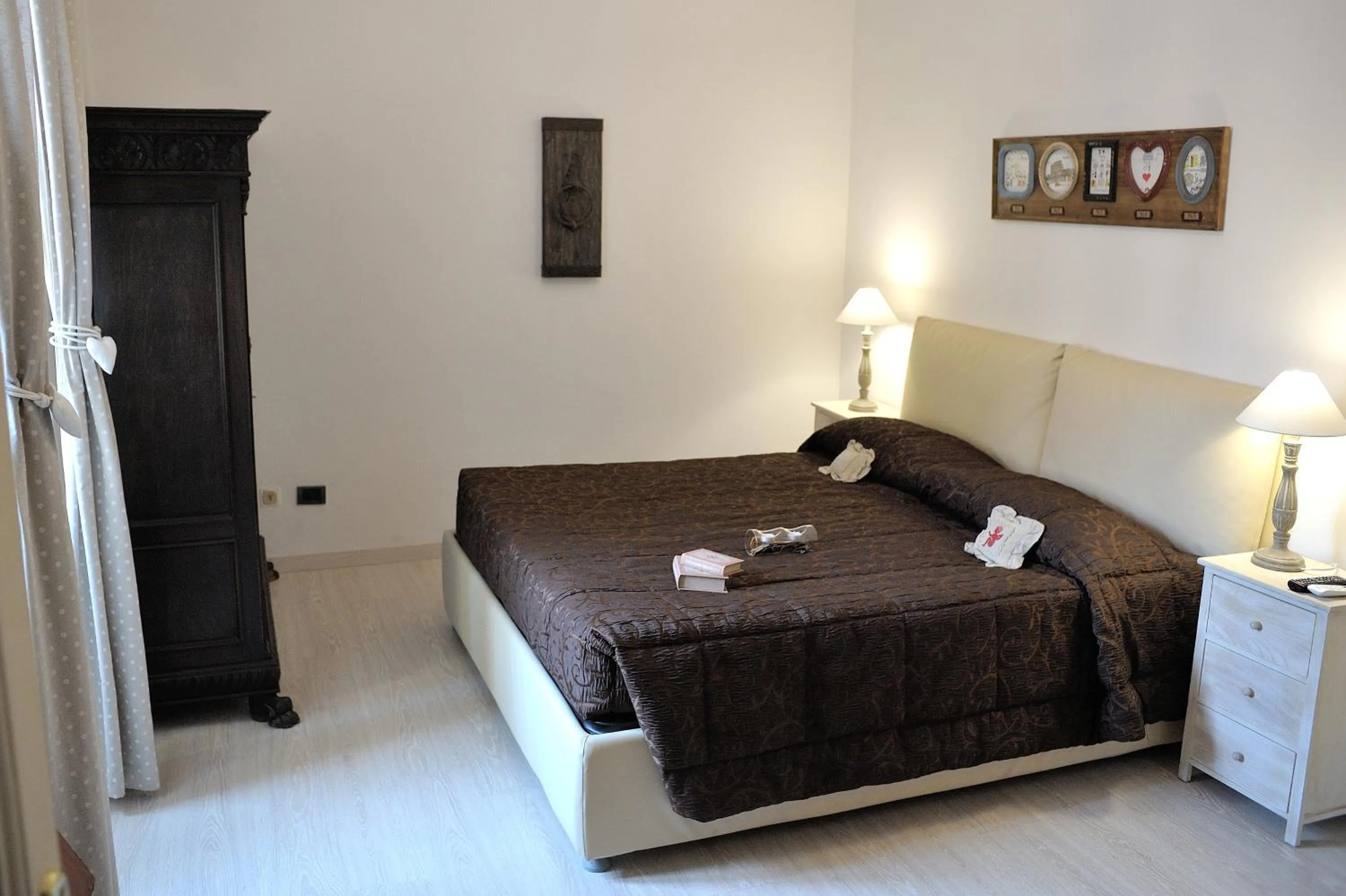 Photo of the whole room, Bed in Aquarius Inn