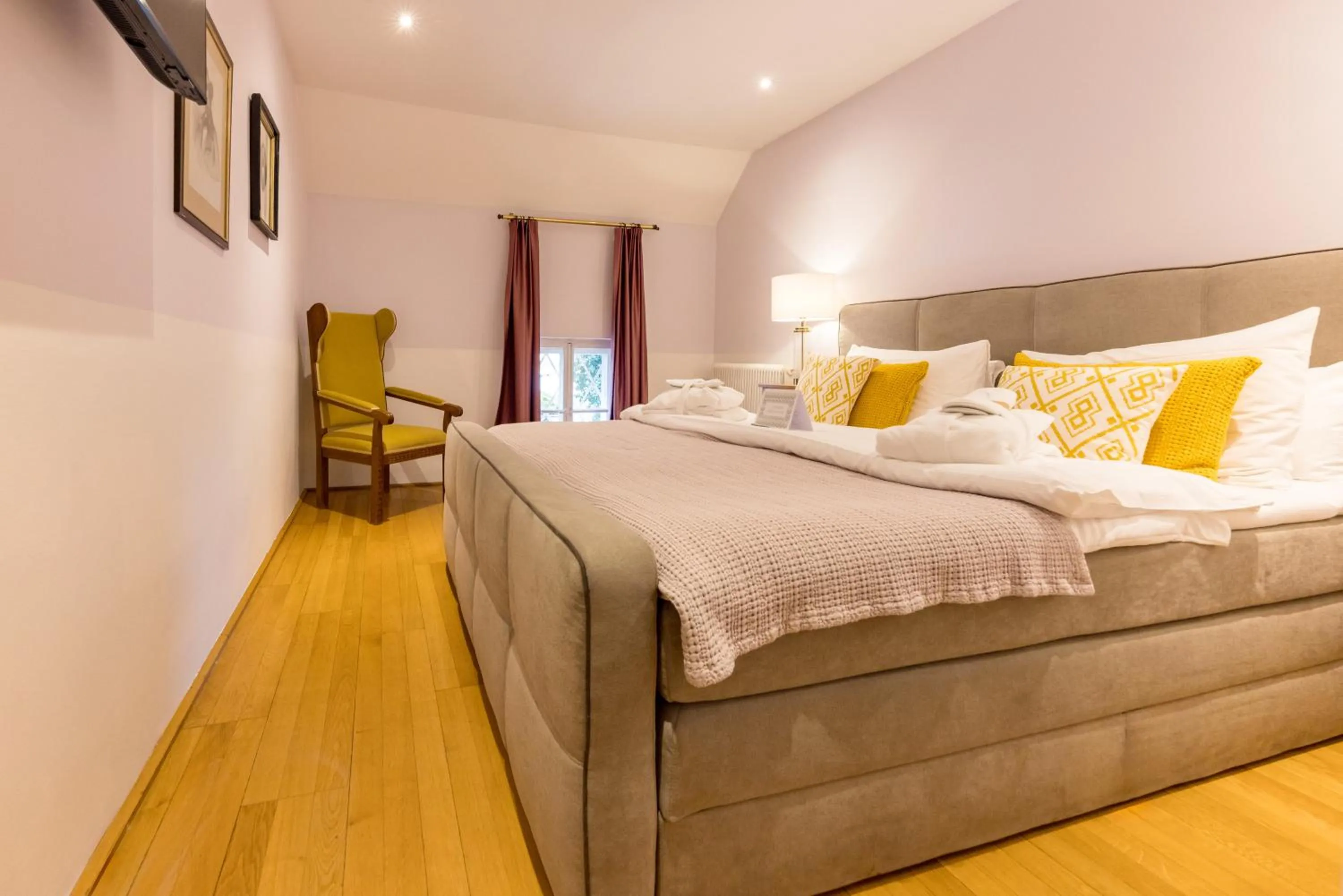 Bed in Der Schlosswirt zu Anif - Biedermeierhotel und Restaurant