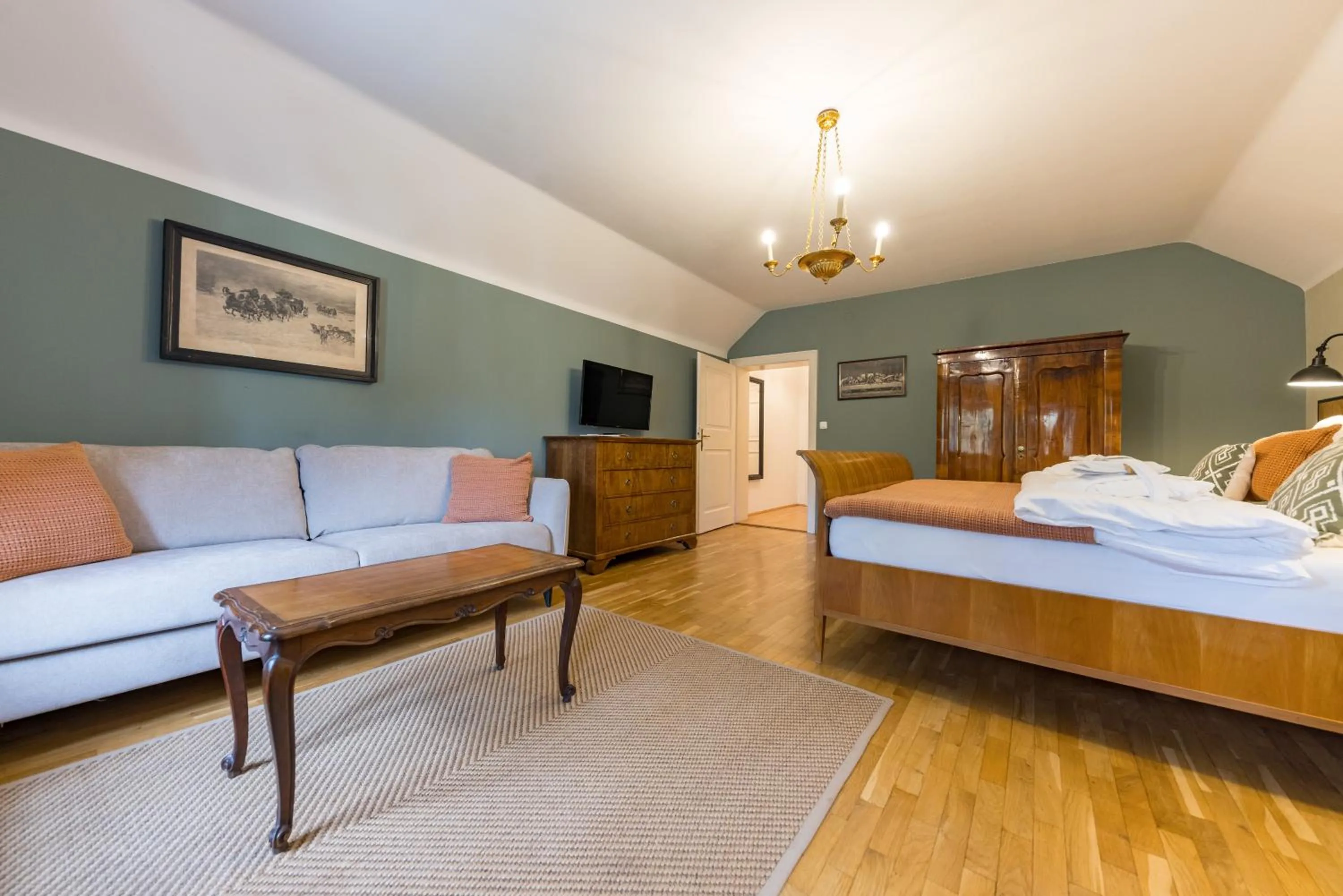 Bed in Der Schlosswirt zu Anif - Biedermeierhotel und Restaurant