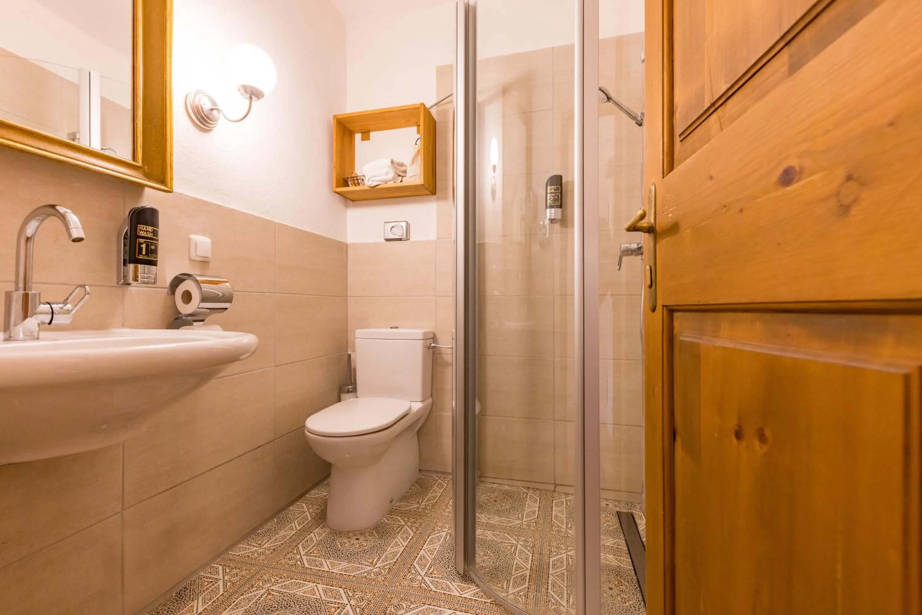 Shower in Der Schlosswirt zu Anif - Biedermeierhotel und Restaurant