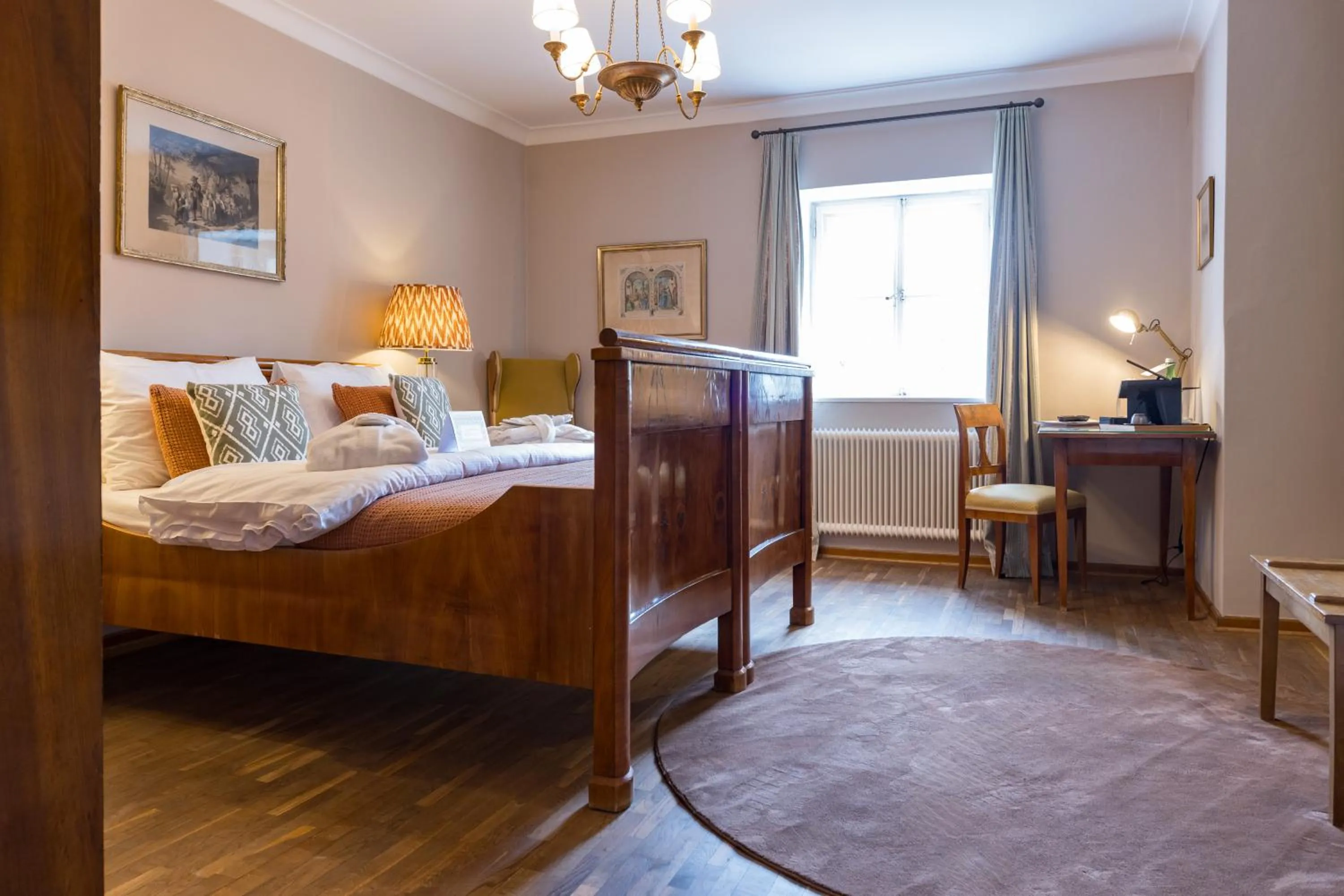 Bed in Der Schlosswirt zu Anif - Biedermeierhotel und Restaurant