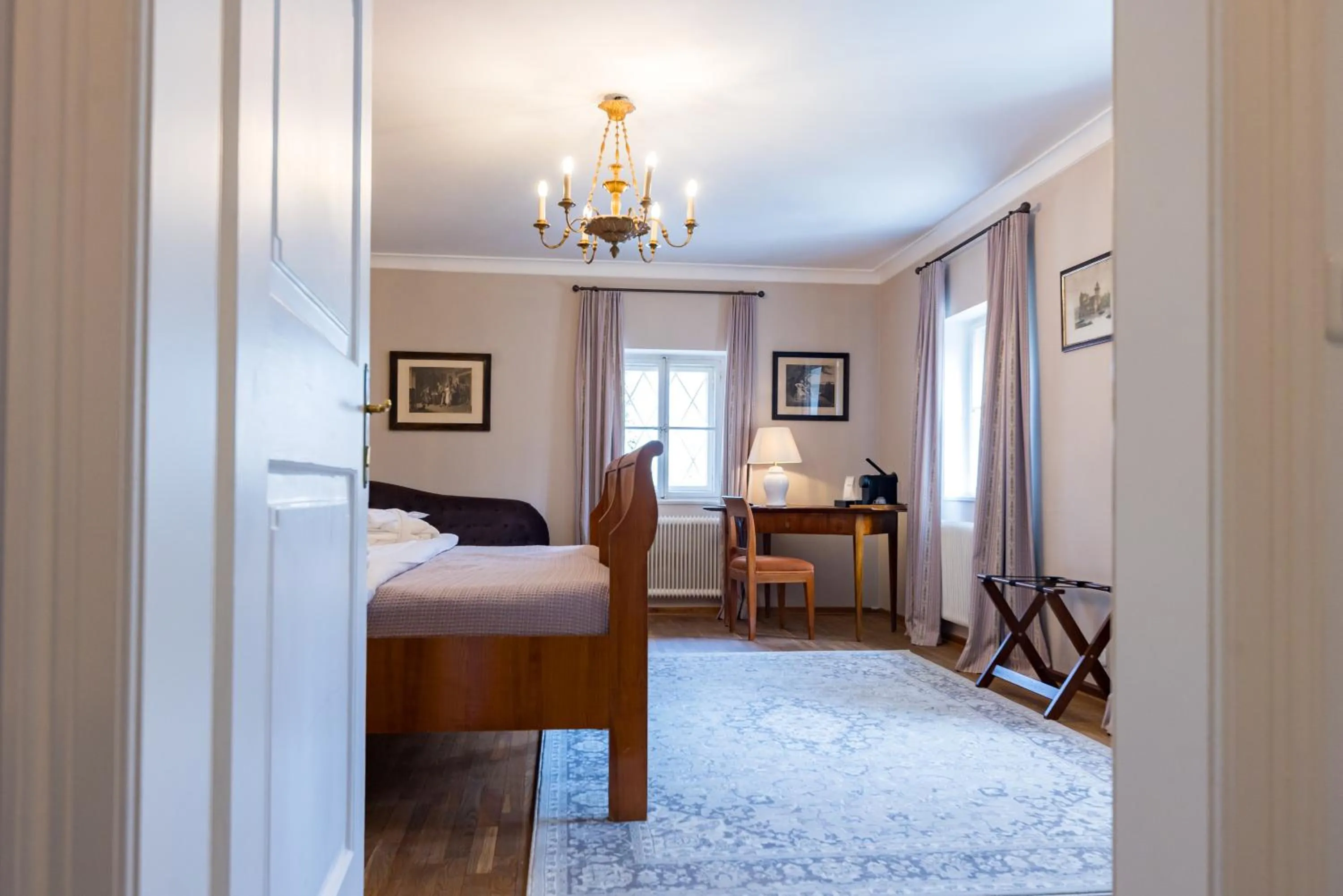 Bed in Der Schlosswirt zu Anif - Biedermeierhotel und Restaurant