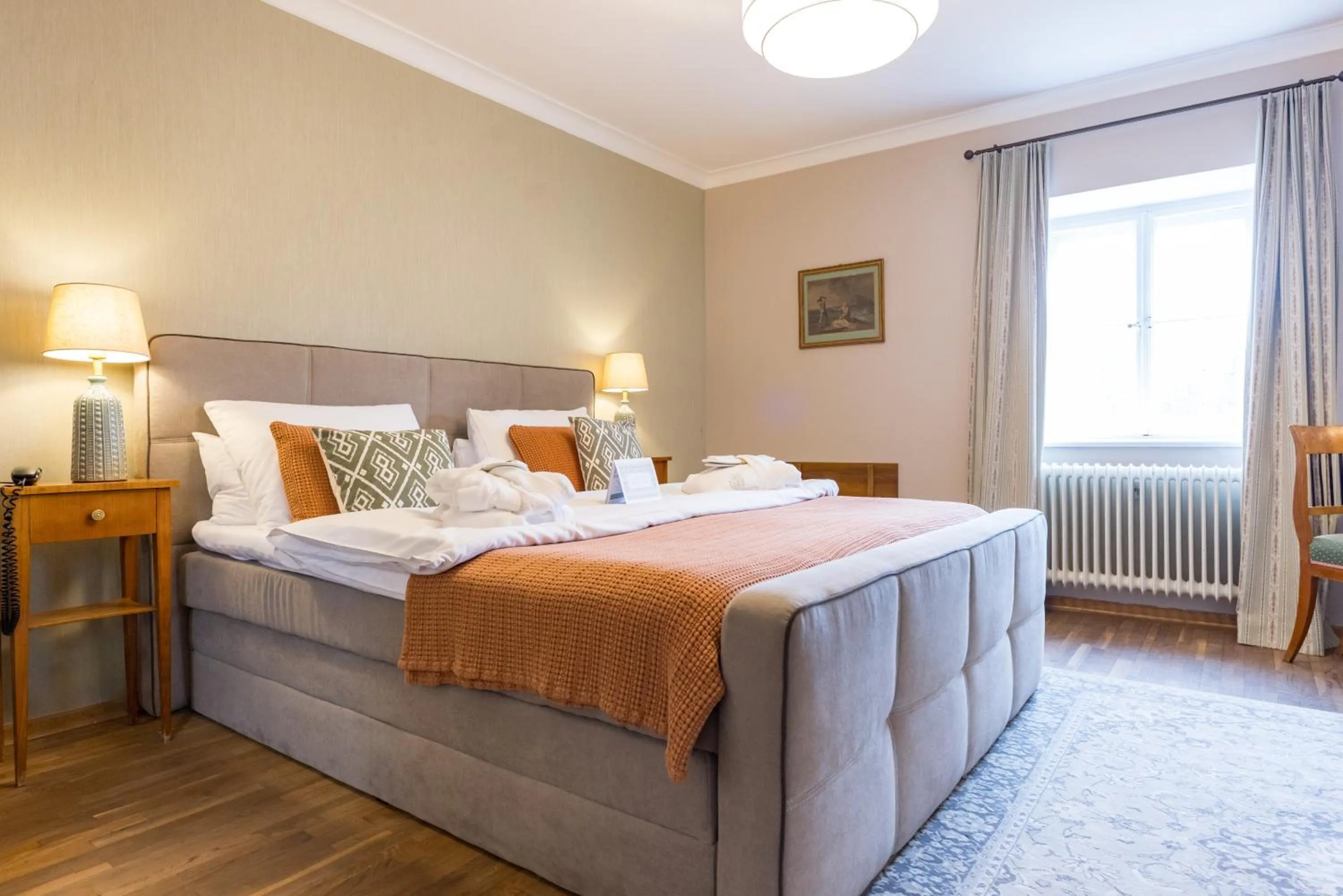 Bed in Der Schlosswirt zu Anif - Biedermeierhotel und Restaurant