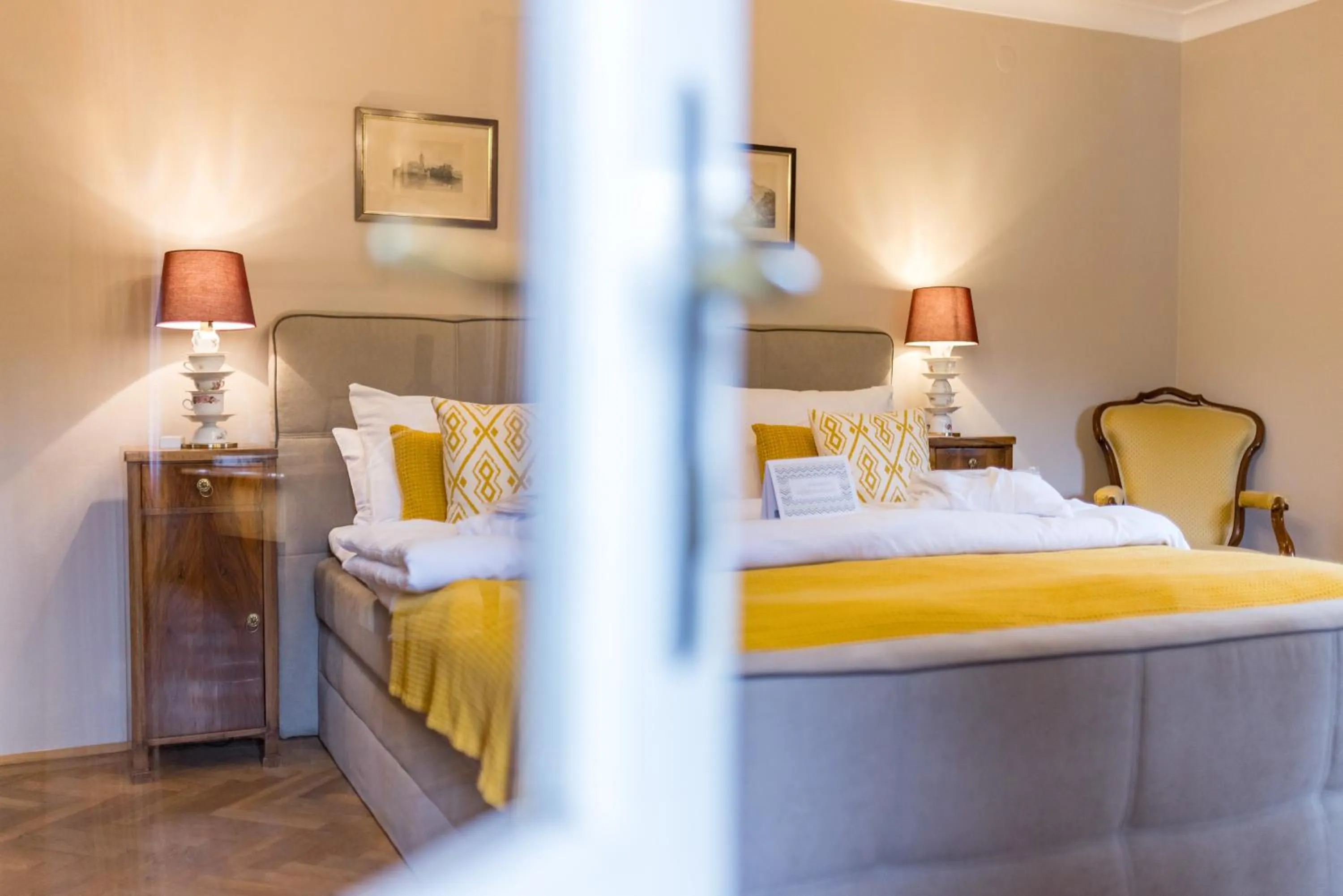 Bed in Der Schlosswirt zu Anif - Biedermeierhotel und Restaurant