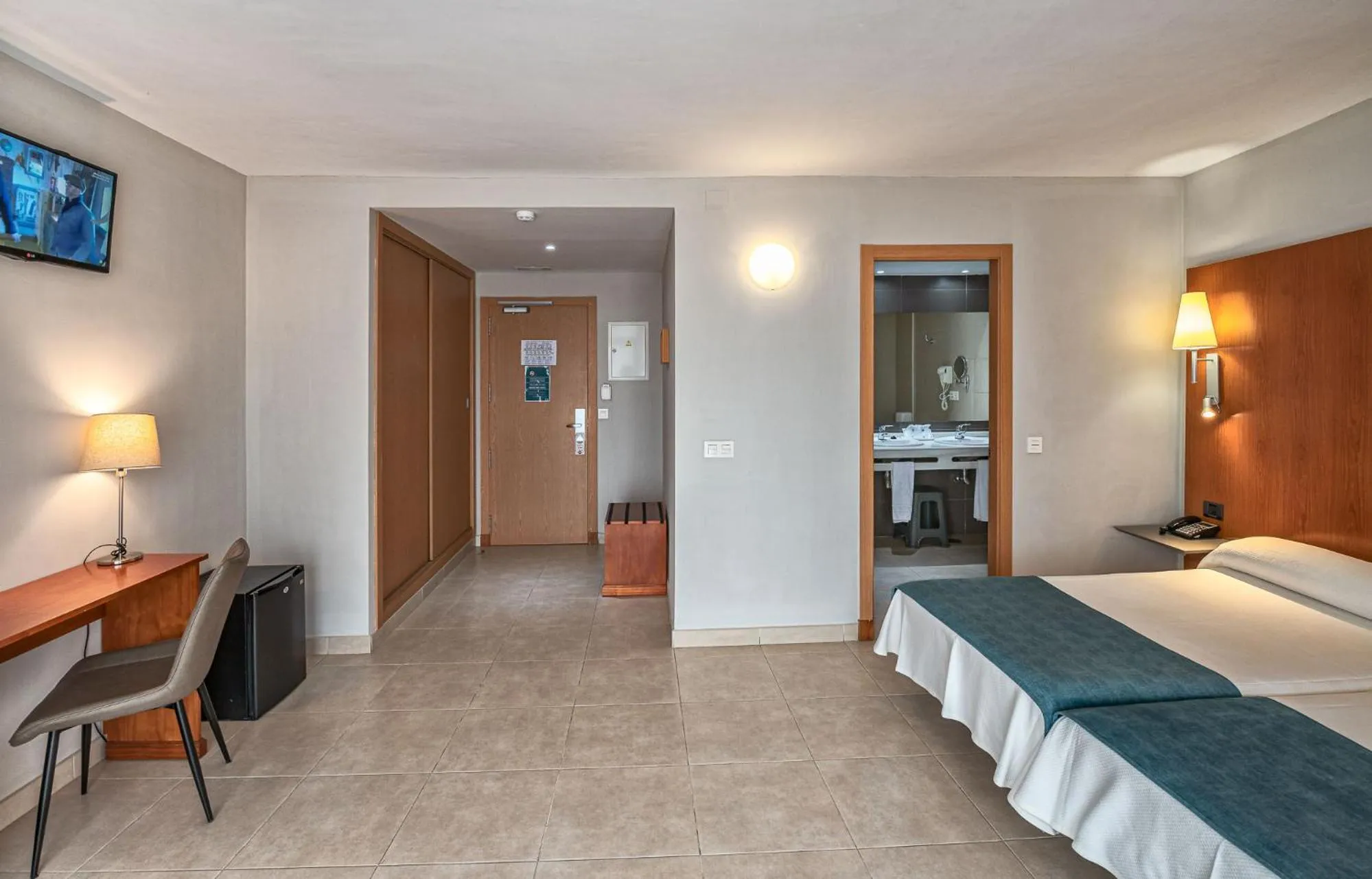 TV and multimedia, Bed in Hotel Mainare Playa