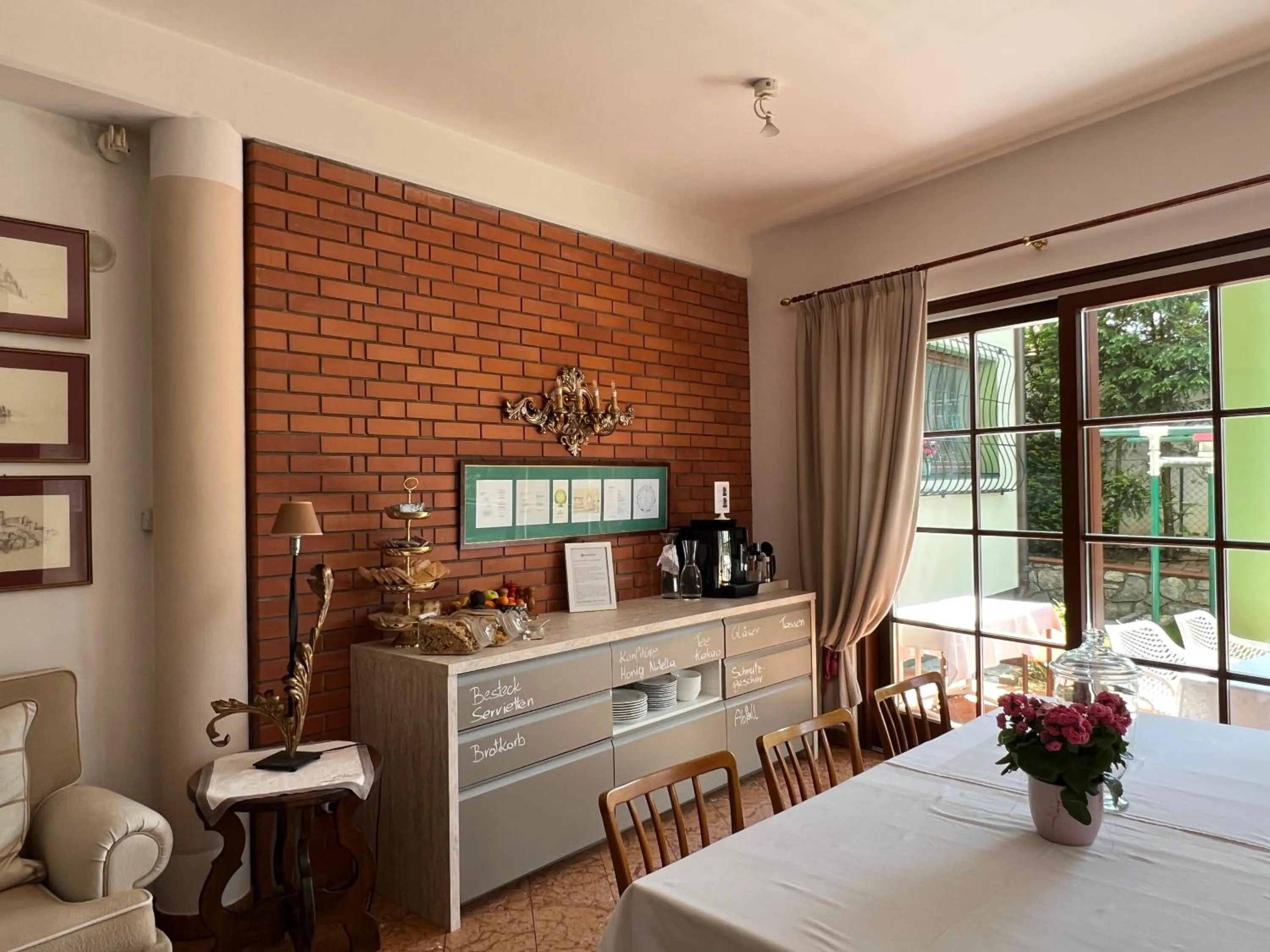 Breakfast, Bed in Dietrichsteinerhof Apartments & Rooms