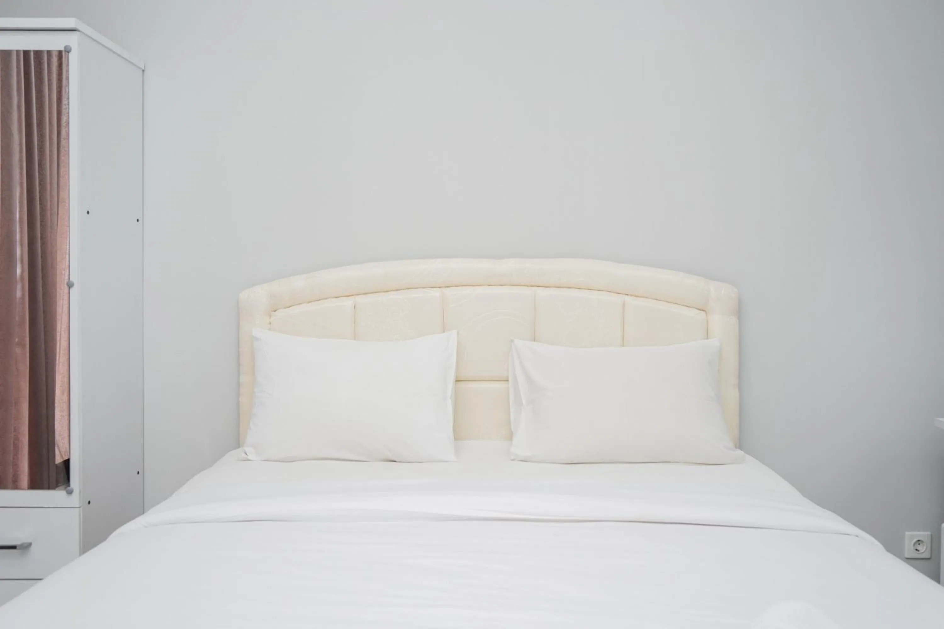 Bed in Fully Furnished Studio with Comfort Design Majestic Point Serpong Apartment By Travelio