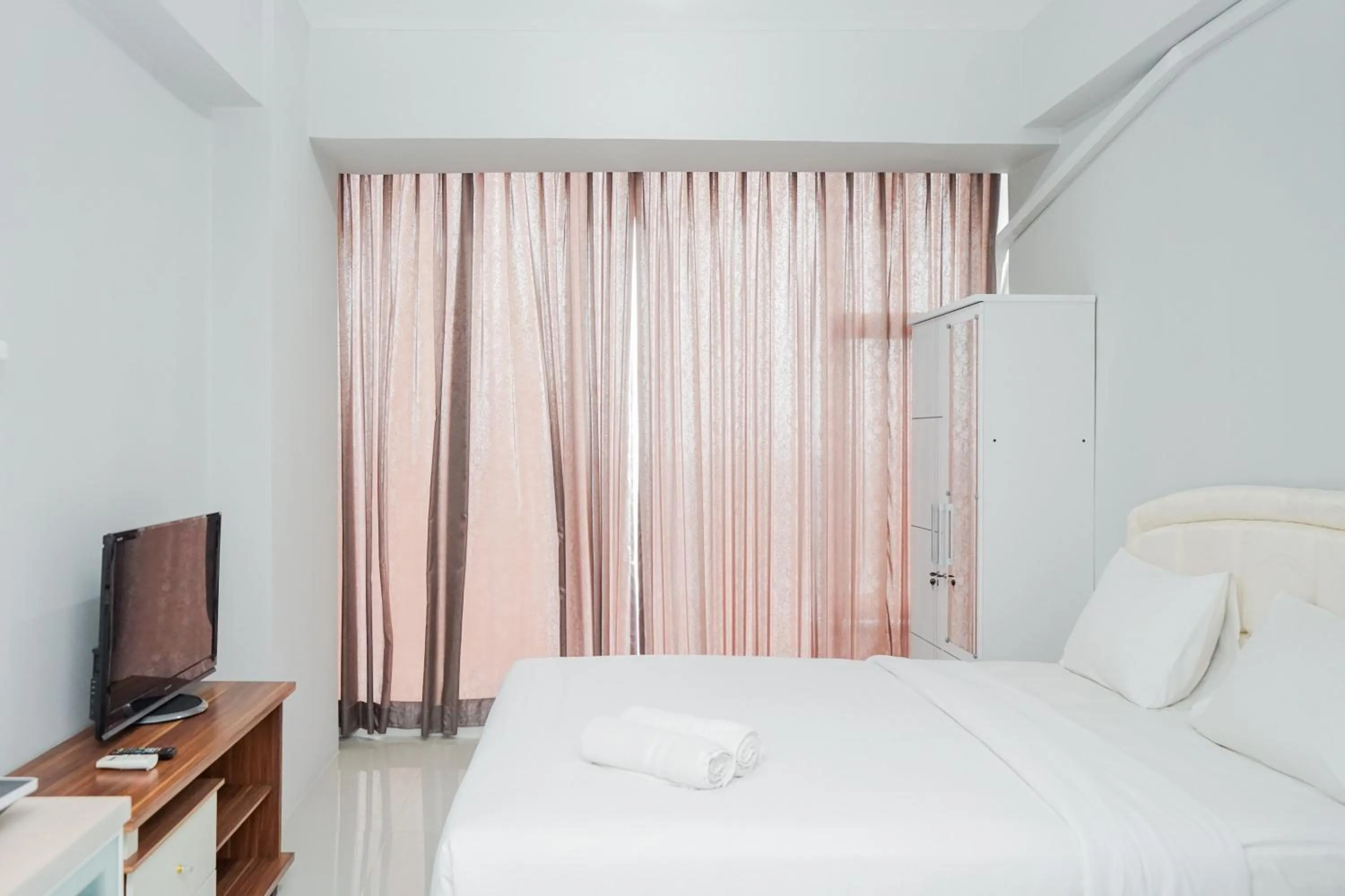 Photo of the whole room, Bed in Fully Furnished Studio with Comfort Design Majestic Point Serpong Apartment By Travelio